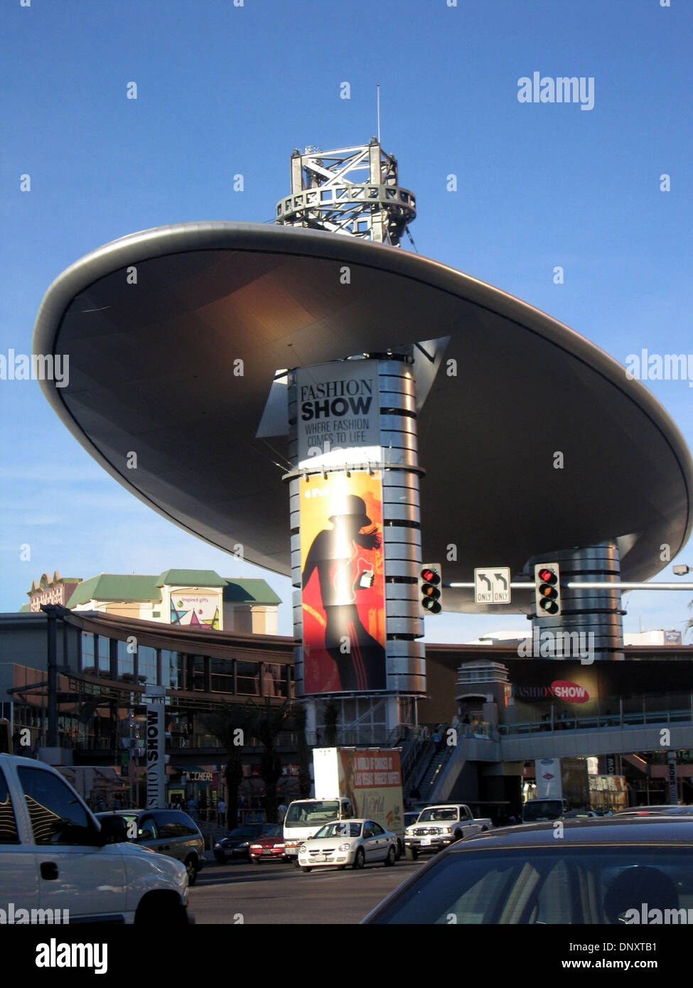 Dec 29, 2005, à Las Vegas, NV, USA ; les touristes de partout dans le monde visiter Las Vegas pour le Nouvel An 2006 célébration. Fashion Show Mall en premier plan. Crédit obligatoire : Photo par Mary Ann Owen/ZUMA Press. (©) Copyright 2005 par Mary Ann Owen Banque D'Images