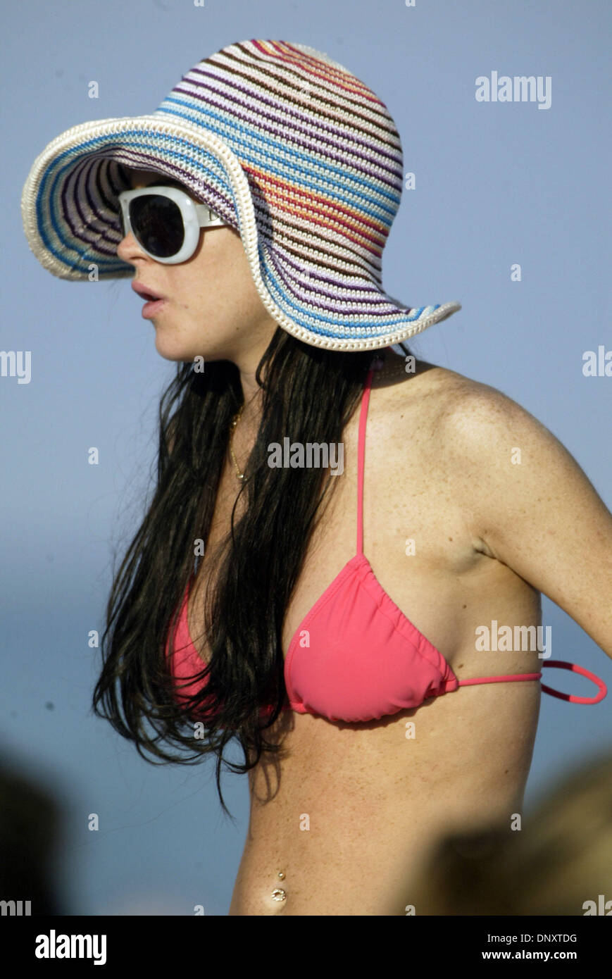 Dec 30, 2005 ; Miami Beach, FL, USA ; l'actrice LINDSAY LOHAN est vu ici à  prendre le soleil à Miami Beach, Floride, le vendredi 30 décembre 2005.  Elle portait des lunettes