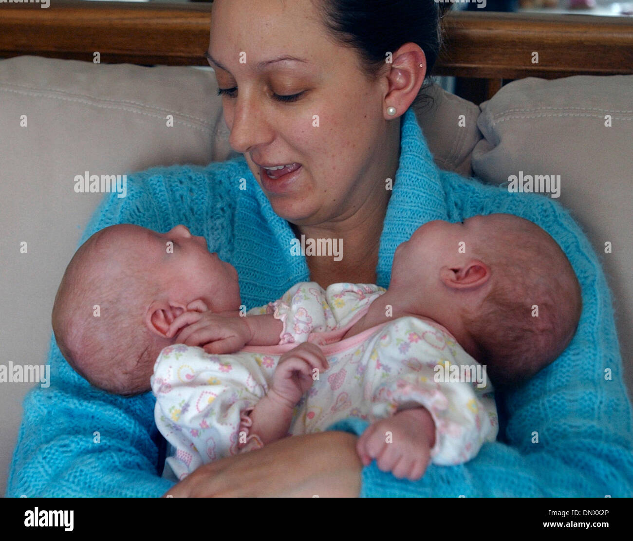 Jan 07, 2006 ; Fargo, ND, États-Unis d'Amérique ; Amy Carlsen tient sa conjointe des jumelles, (de gauche à droite) Isabelle et Abbigail à Fargo, N.D. Crédit obligatoire : Photo par Joey/McLeister Minneapolis Star T /ZUMA Press. (©) Copyright 2006 par Minneapolis Star T Banque D'Images