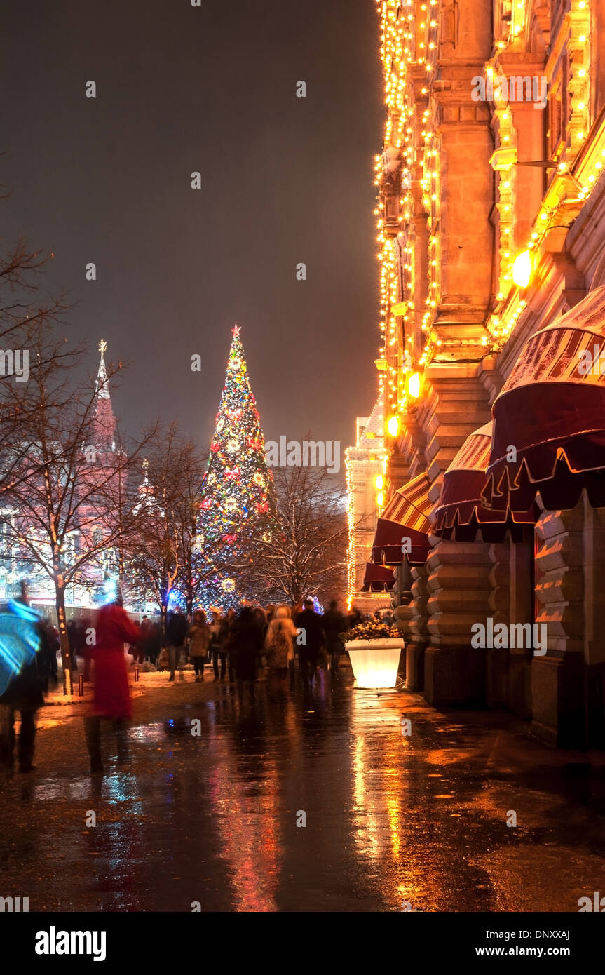 Noël à Moscou, Russie. La place Rouge et du grand magasin d'état de Moscou dans la nuit. Banque D'Images