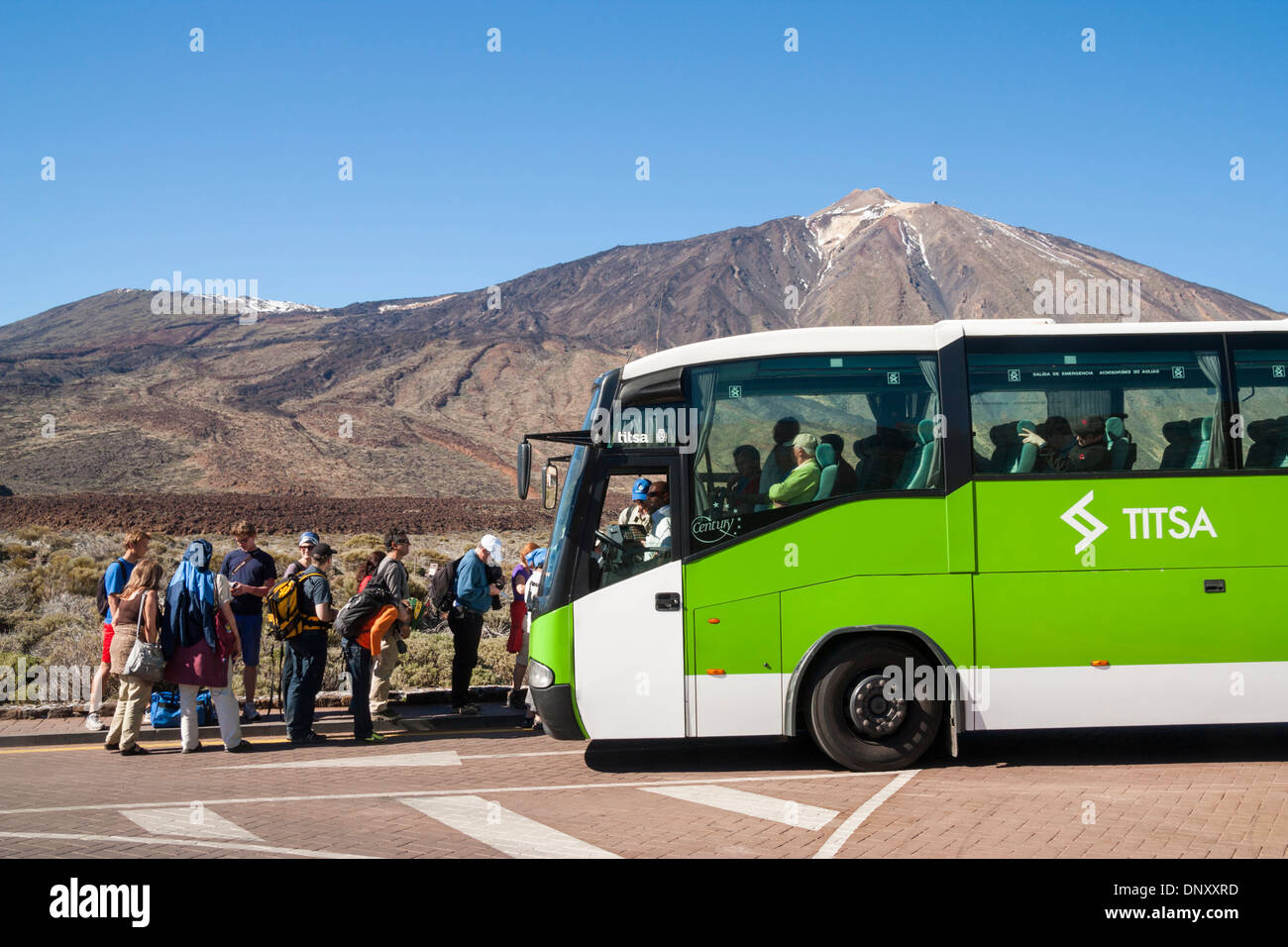 Les touristes pêchant le bus des transports publics à l'extérieur Parador Hotel dans le parc national du Teide sur Tenerife, Canaries, Espagne Banque D'Images