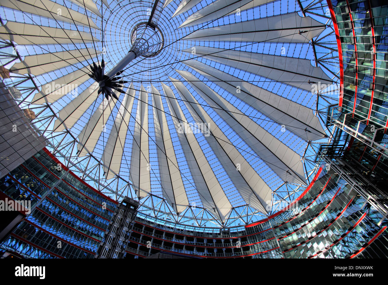 Le dôme moderne de la Postdamer Platz dans le centre Sony, Berlin, Allemagne Banque D'Images