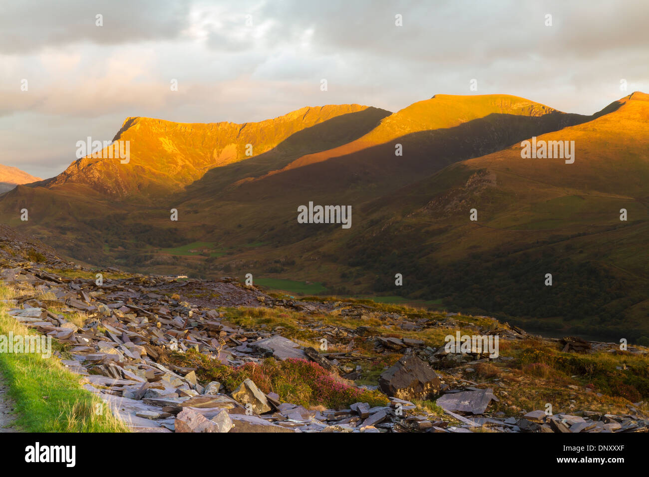 Derniers rayons du jour au-dessus de la crête de Nantlle, Gwynedd, Pays de Galles, Royaume-Uni. Les pics sont Mynydd Drws-y-Coed et Bostn Ddysgl Banque D'Images