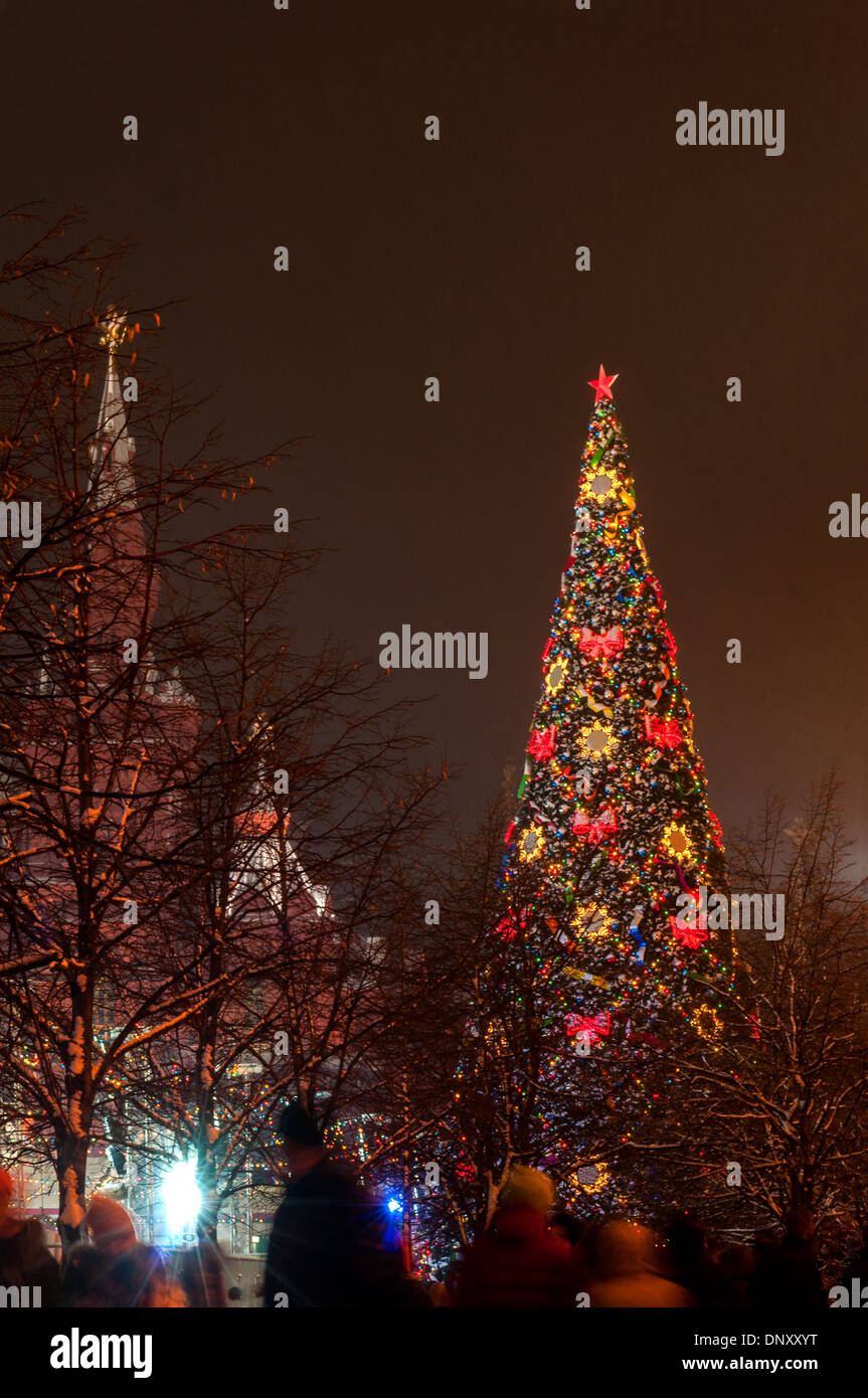 Arbre de Noël à la place Rouge à Moscou la nuit. Banque D'Images