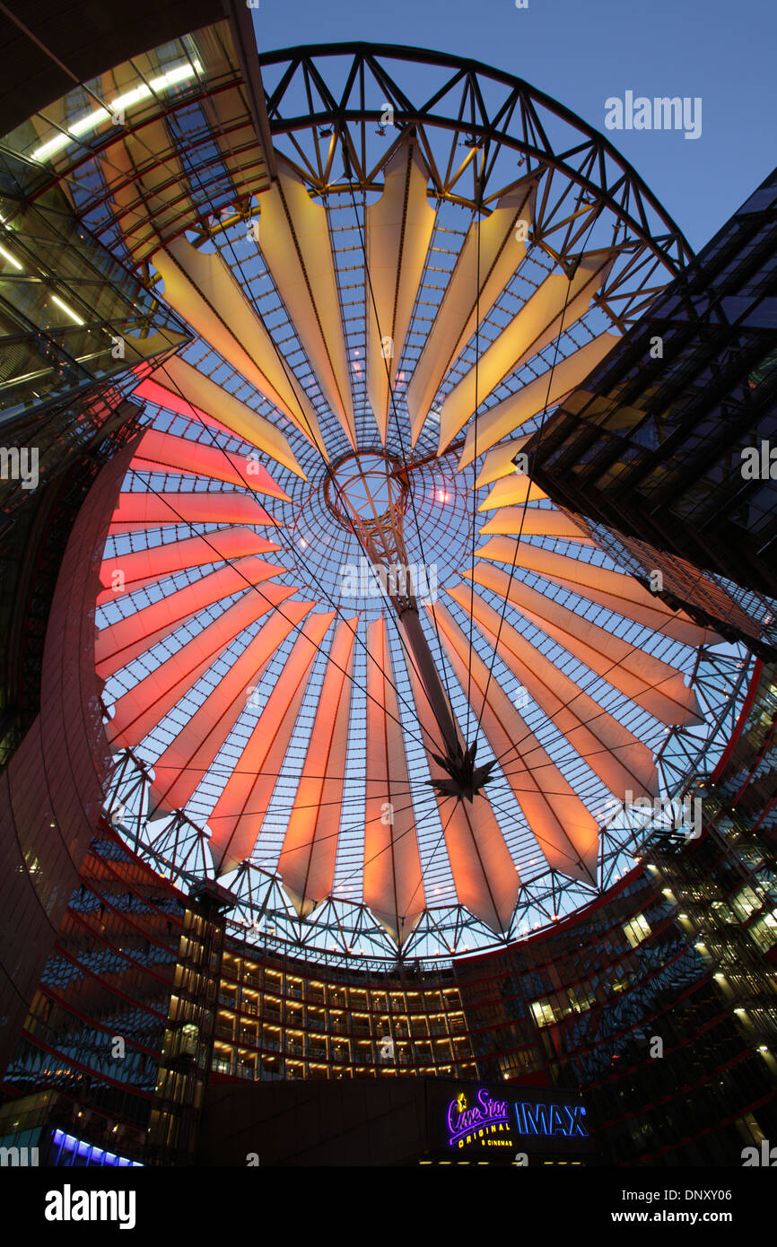 Le dôme moderne de la Postdamer Platz dans le centre Sony, illuminé la nuit, Berlin, Allemagne Banque D'Images