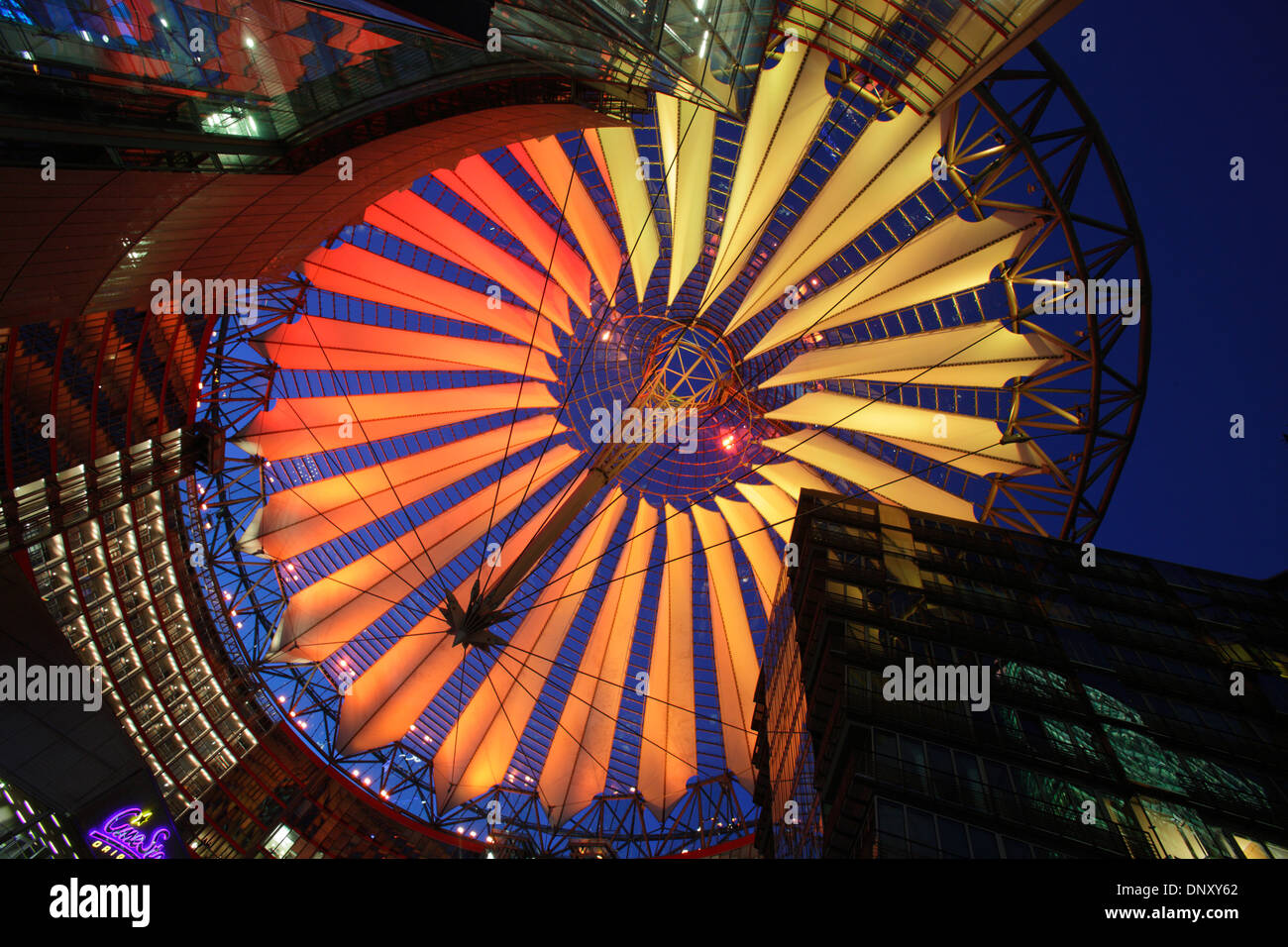 Le dôme moderne de la Postdamer Platz dans le centre Sony, illuminé la nuit, Berlin, Allemagne Banque D'Images
