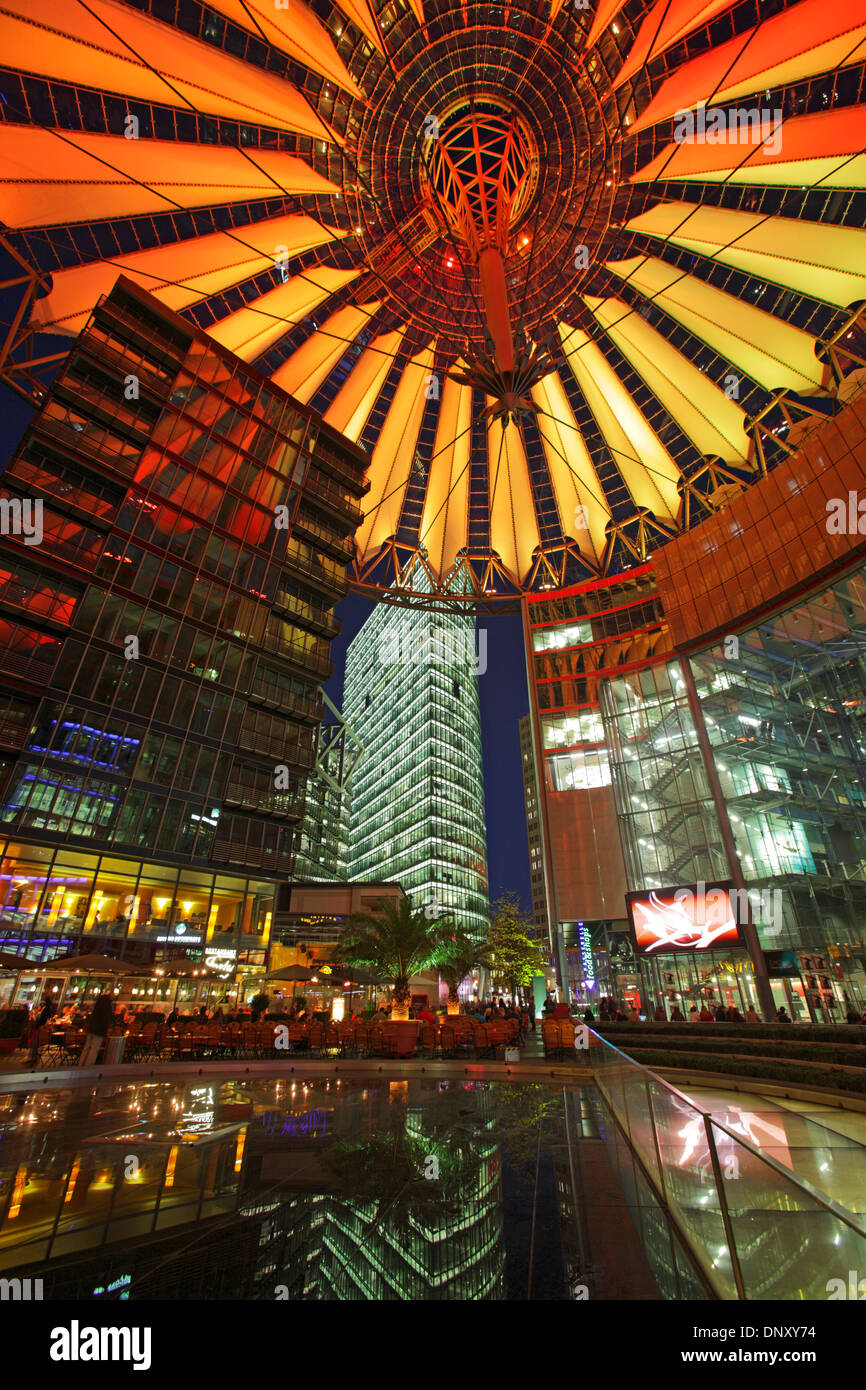 Le dôme moderne de la Postdamer Platz dans le centre Sony, illuminé la nuit, Berlin, Allemagne Banque D'Images