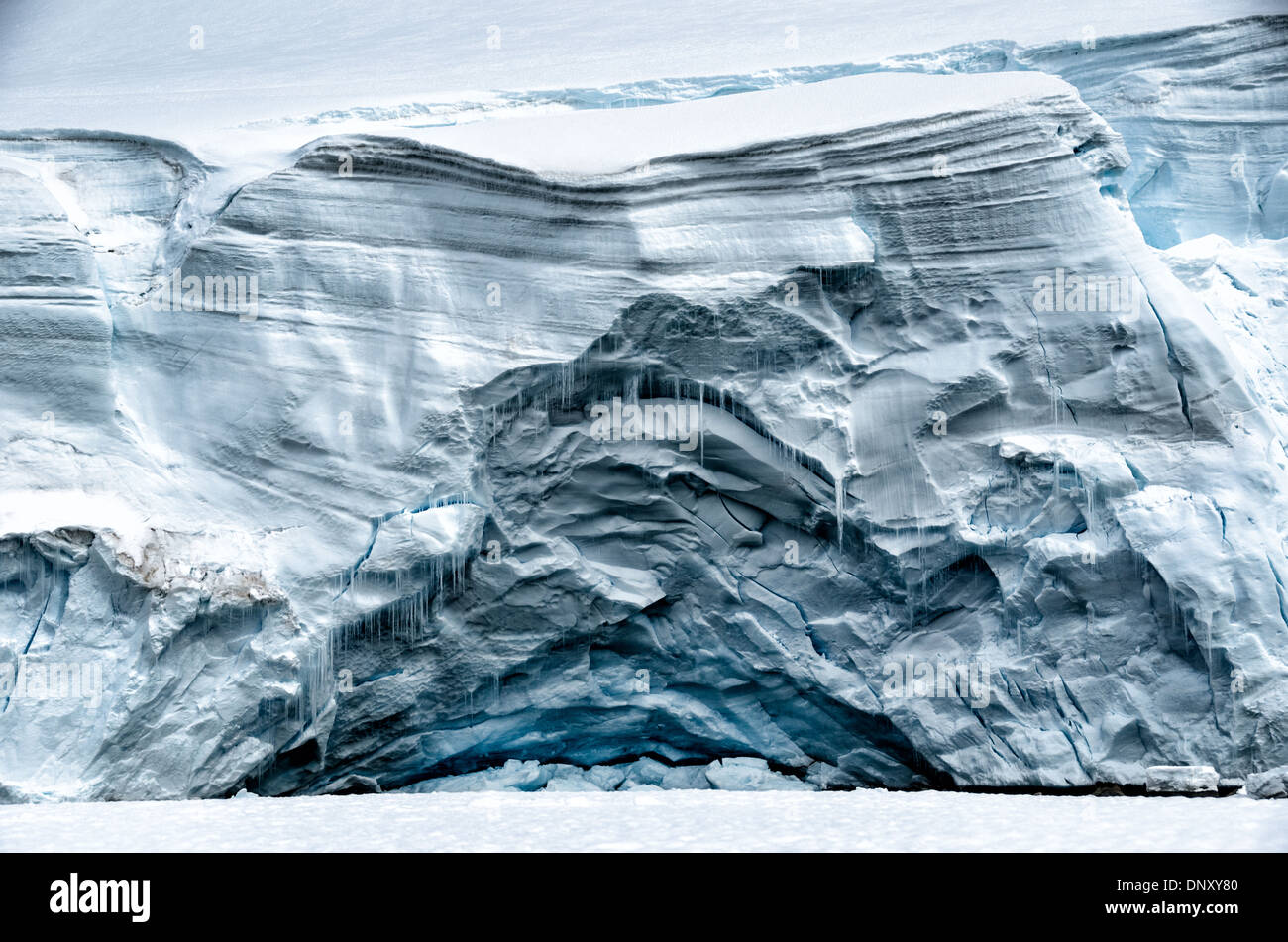 L'ANTARCTIQUE - une falaise verticale de glace révèle les couches de sa création sur la péninsule antarctique. Banque D'Images