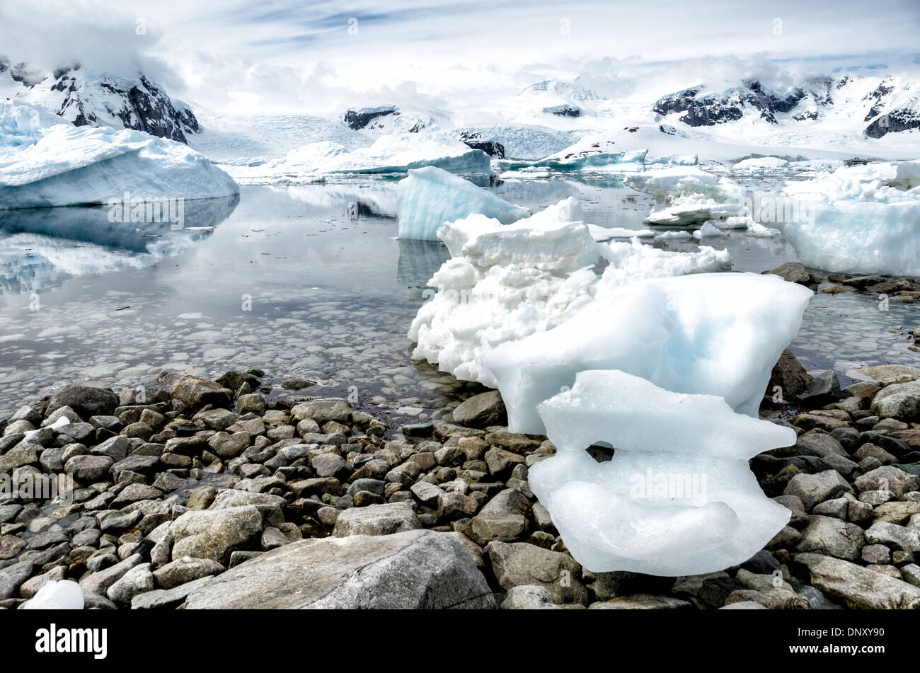 L'ANTARCTIQUE - blocs de glace de mer dans l'Antarctique s'est échoué sur la plage de rochers à Cuverville Island sur la péninsule antarctique. Banque D'Images