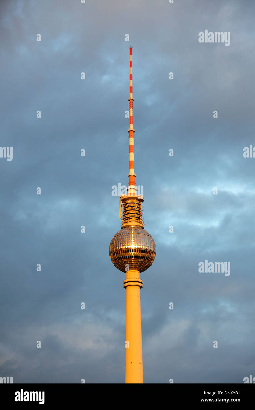 La Fernsehturm, ou Tour de télévision, à l'Alexanderplatz, Berlin, Allemagne Banque D'Images