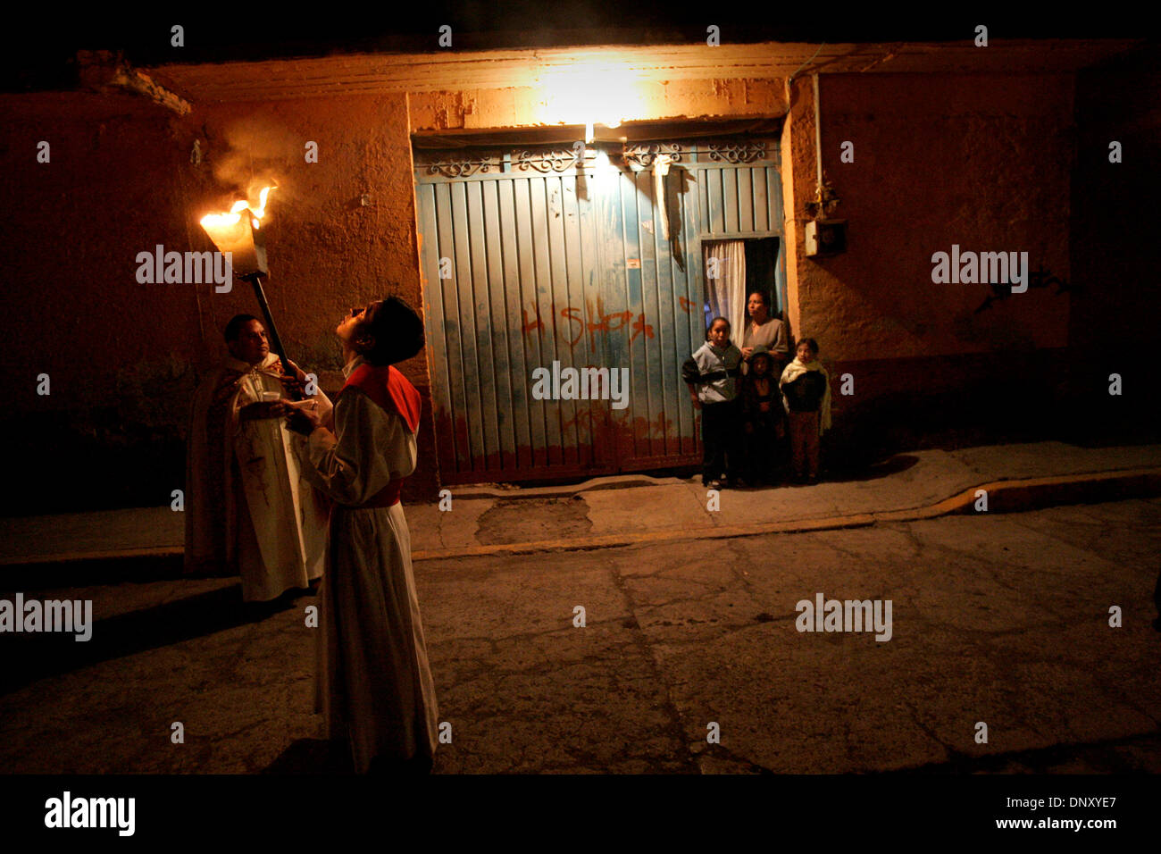 Jan 08, 2006 ; régional, au Mexique ; dirigé par le pasteur Miguel Angel Franco Galice, 17 ans, Javier Cortez Rodriguez mène une procession de rondalla bands à travers les rues de régional, au Mexique, le 8 janvier 2006 lors de leur assemblée annuelle. Callejonada Une rondalla, est une chaîne de mauvais qui joue des chansons d'amour. Un Callejonada, une procession de nombreux groupes jouant de chaîne alors qu'ils défilent dans les st Banque D'Images