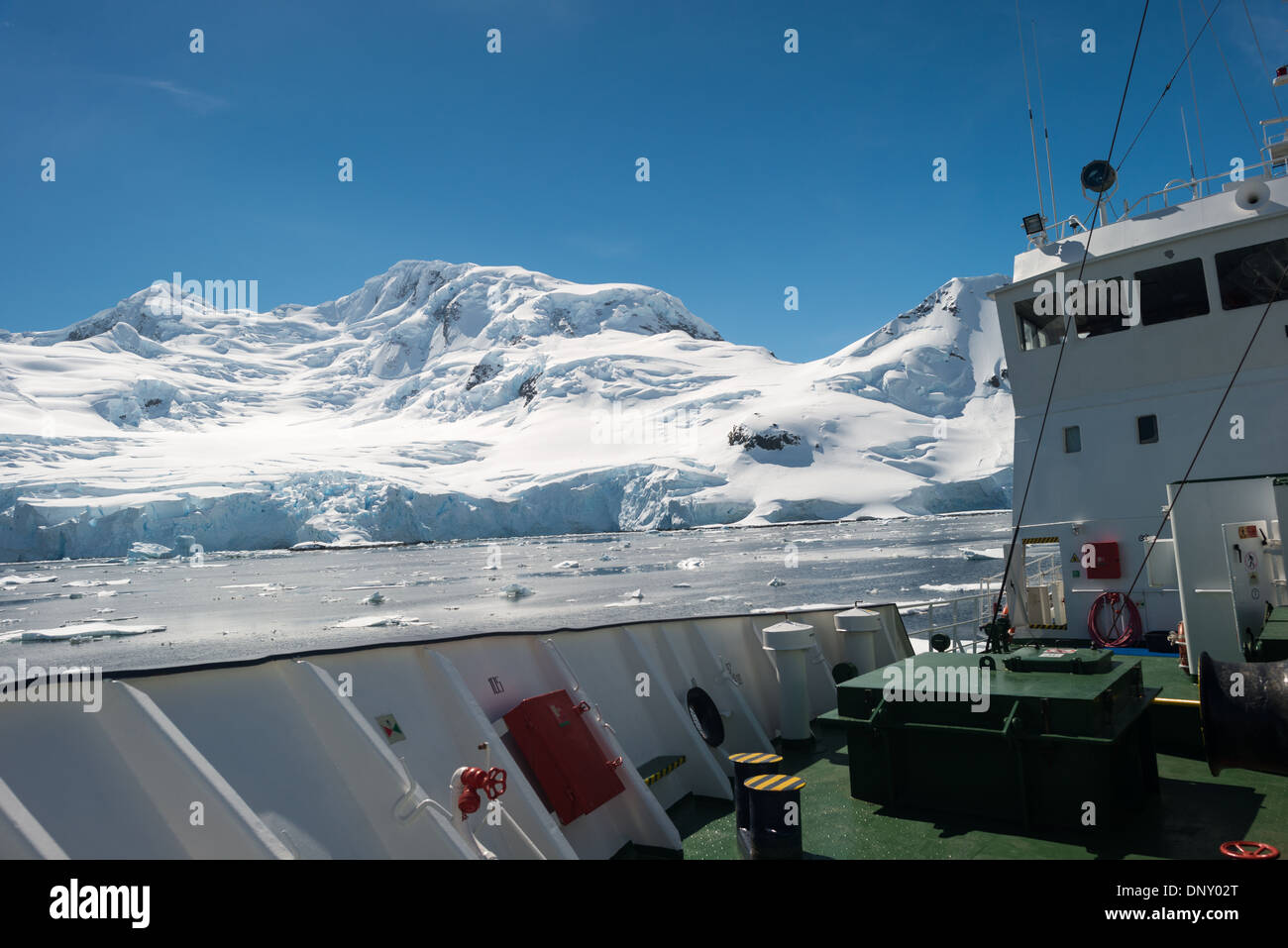 L'ANTARCTIQUE - paysage de montagne dans l'Antarctique, comme vu à la proue d'un navire. Banque D'Images