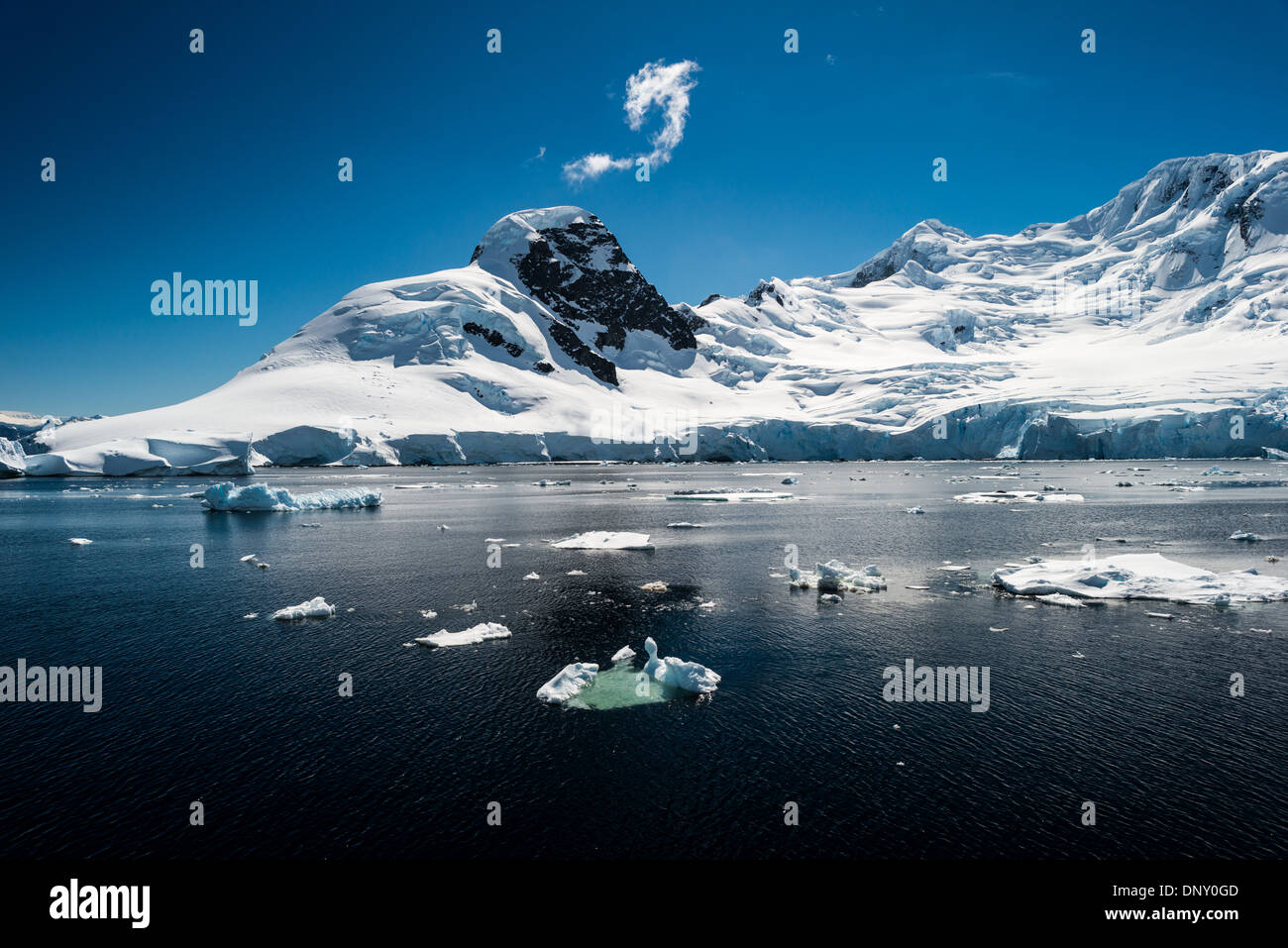 L'ANTARCTIQUE - paysage pittoresque sur la péninsule Antarctique, avec de petits blocs de glace flottant sur l'eau au premier plan et les montagnes en arrière-plan. Banque D'Images