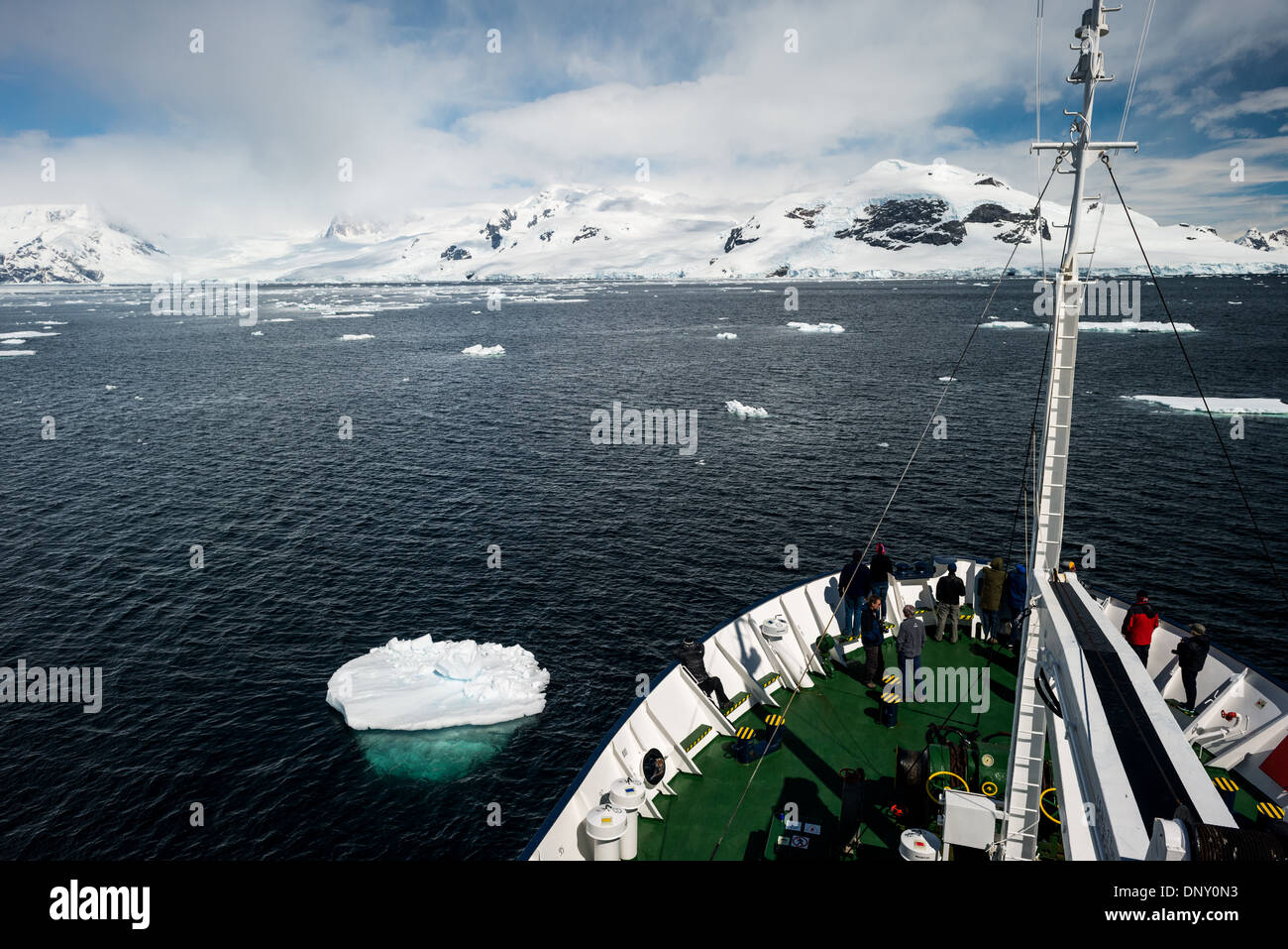 L'ANTARCTIQUE - un bateau de croisière pour naviguer dans un canal passé éparpillés de petits icebergs. Banque D'Images