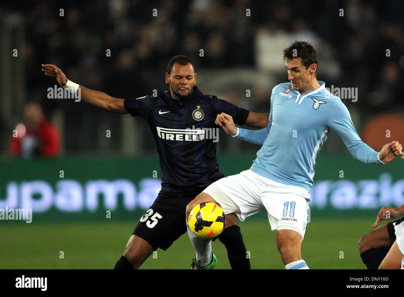 06.01.2006.01.2014. Rome, Italie. Stade olympique ligue Serie A italienne. SS Lazio et l'Inter Milan. Rolando (int) et Klose (laz) en action Banque D'Images