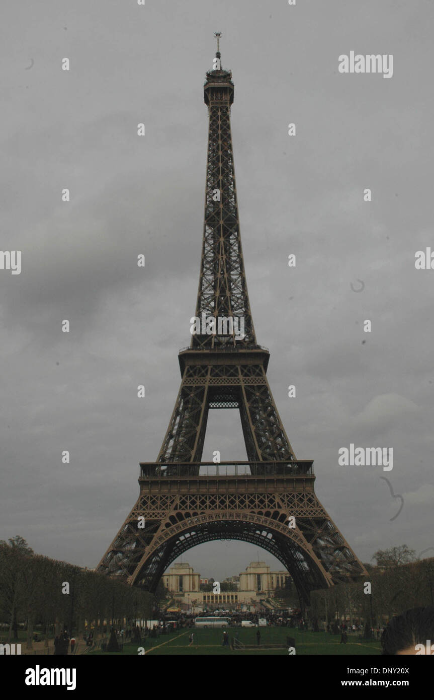 Jan 12, 2006 ; Paris, France ; la Tour Eiffel situé à Paris, France. Crédit obligatoire : Photo par Tina Fultz/ZUMA Press. (©) Copyright 2006 par Tina Fultz Banque D'Images