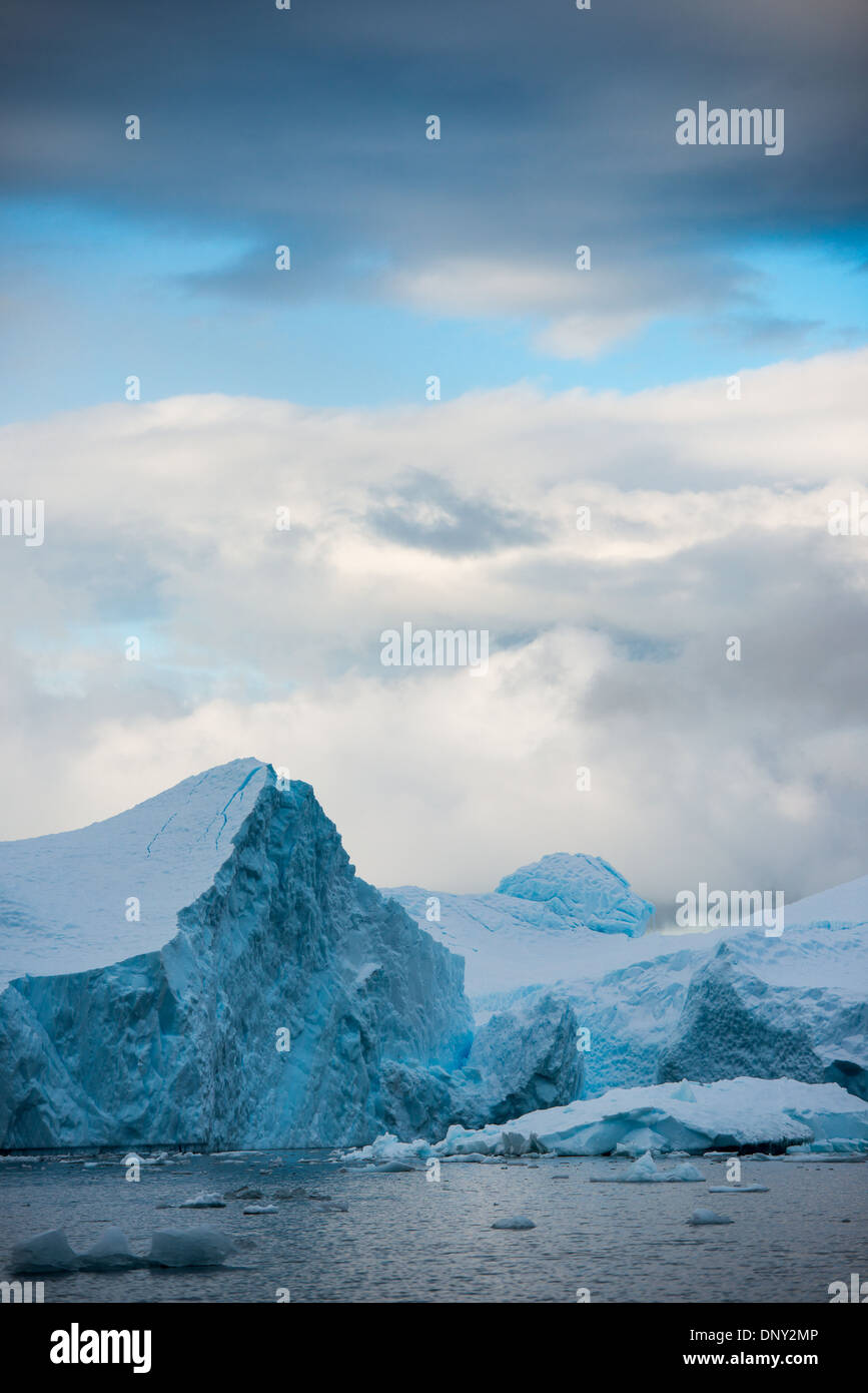 Paysage de glace Paradise Harbor Antarctique // PARADISE HARBOR, Antarctique — paysage de glace à Paradise Harbor sur le côté ouest de la péninsule Antarctique. Banque D'Images