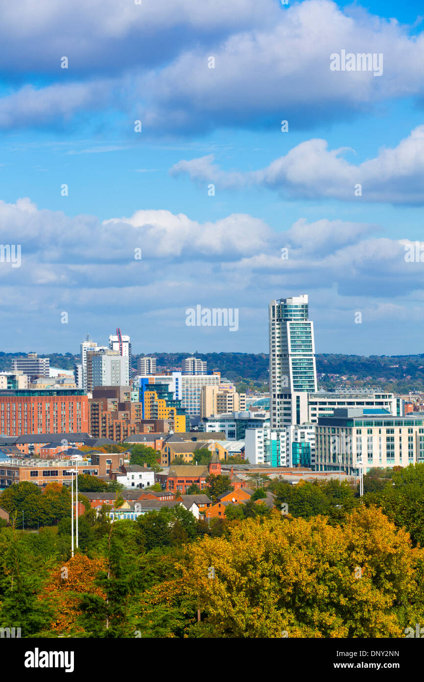 Leeds City skyline journée ensoleillée ciel nuage bleu pt Banque D'Images