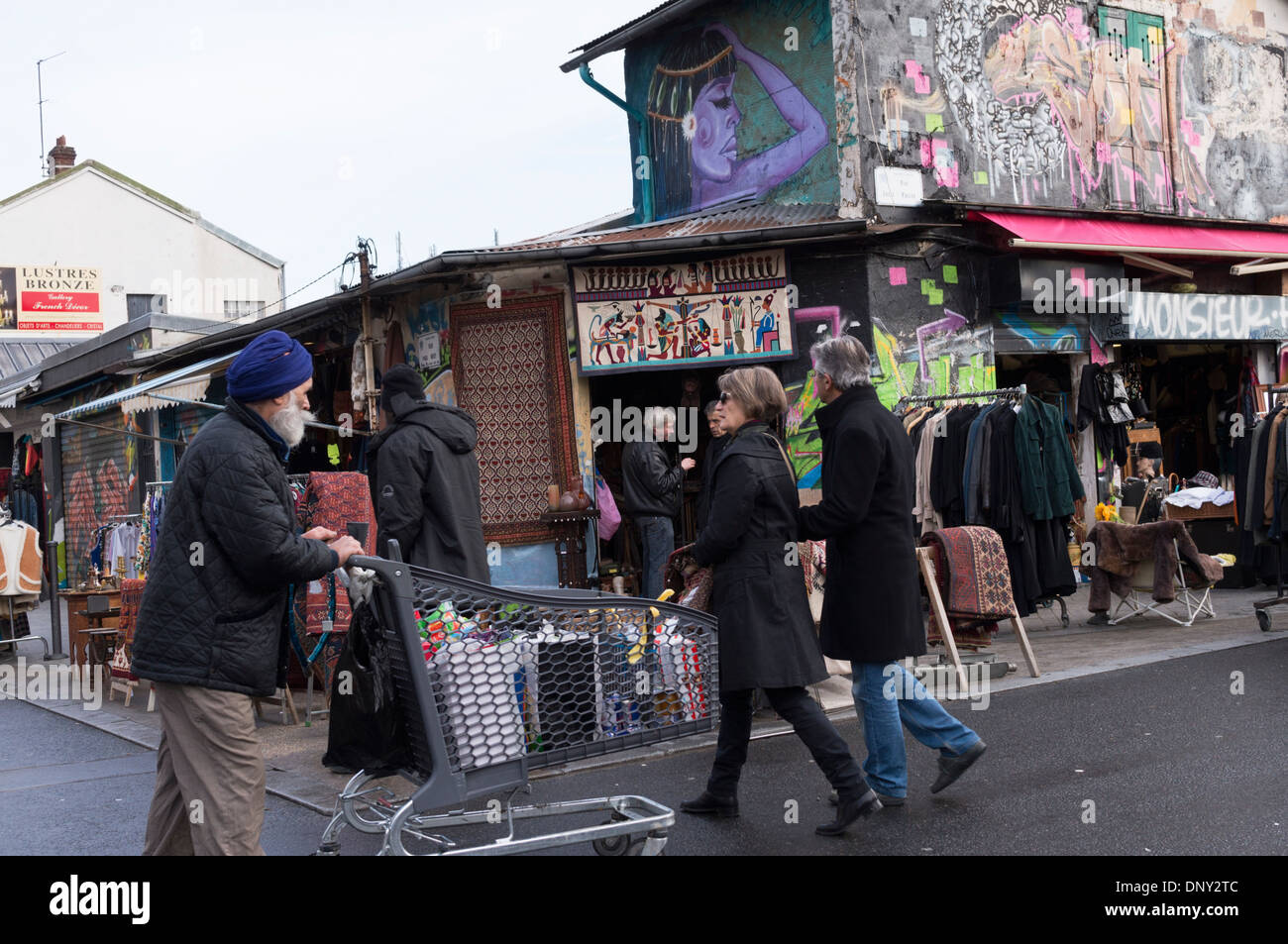 Marché aux Puces (marché aux puces) à St-Ouen près de Clignancourt dans le nord de Paris, France. Banque D'Images