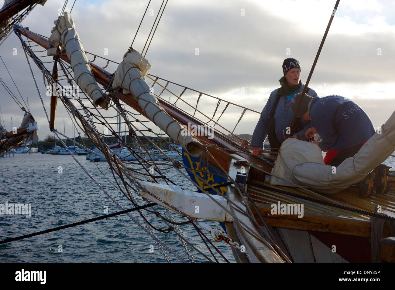 Les travaux sur les marins staysails proue du navire à la voile Banque D'Images