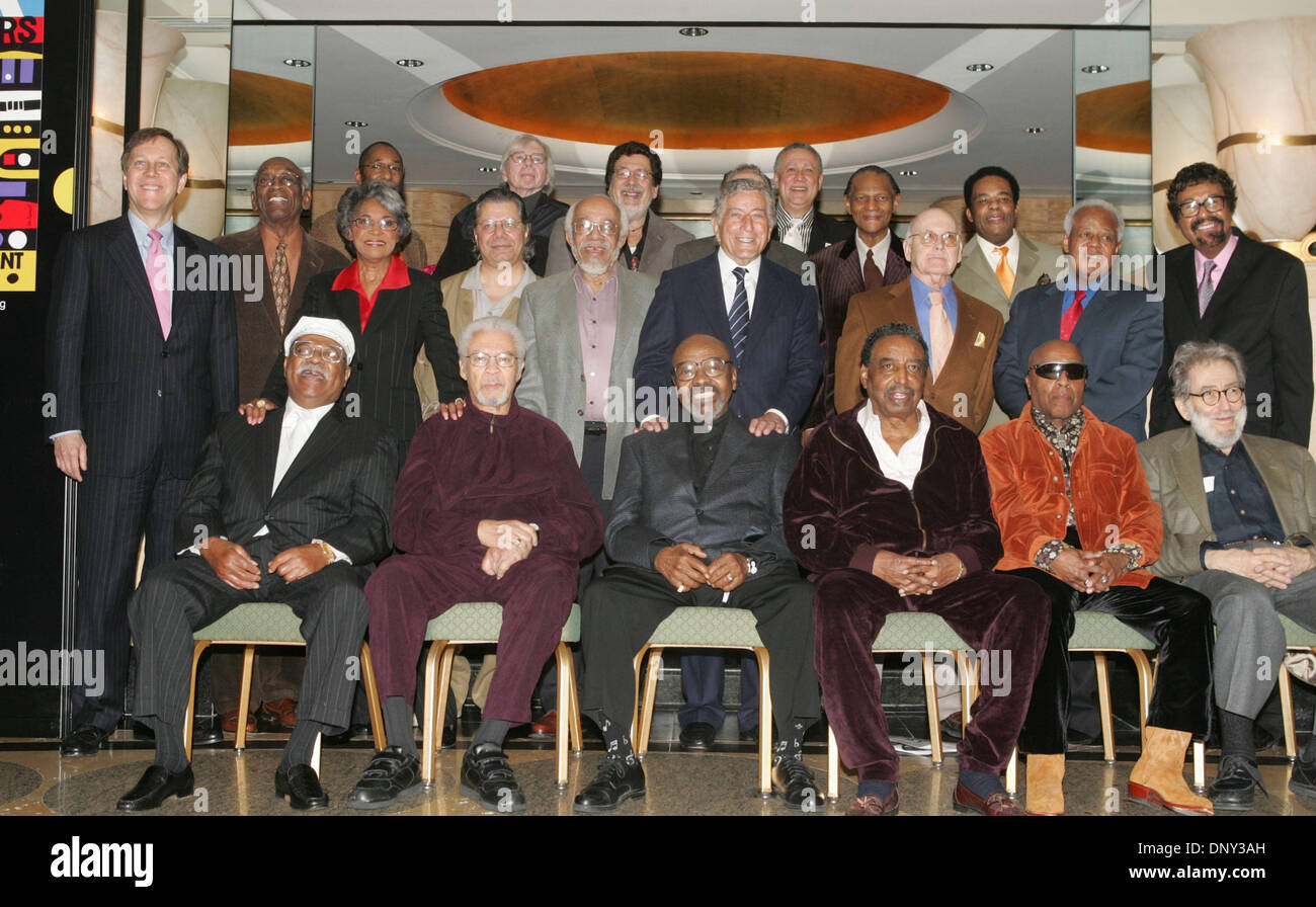Jan 13, 2006 ; New York, NY, USA ; CLARK TERRY, FRANK FOSTER, JAMES MOODY, CHICO HAMILTON, Roy Haynes, Nat Hentoff, DAN GIOIA, John Levy, Nancy Wilson, Chick Corea, BARRY HARRIS, Tony Bennett, JIM HALL, Slide Hampton, David Baker, Ron Carter, Bob Brookmeyer, Ray Barretto, Paquito D'Rivera, MCCOY TYNER et Freddie Hubbard à 2006 NEA (National Endowment for the Arts) Jazz Master Awar Banque D'Images