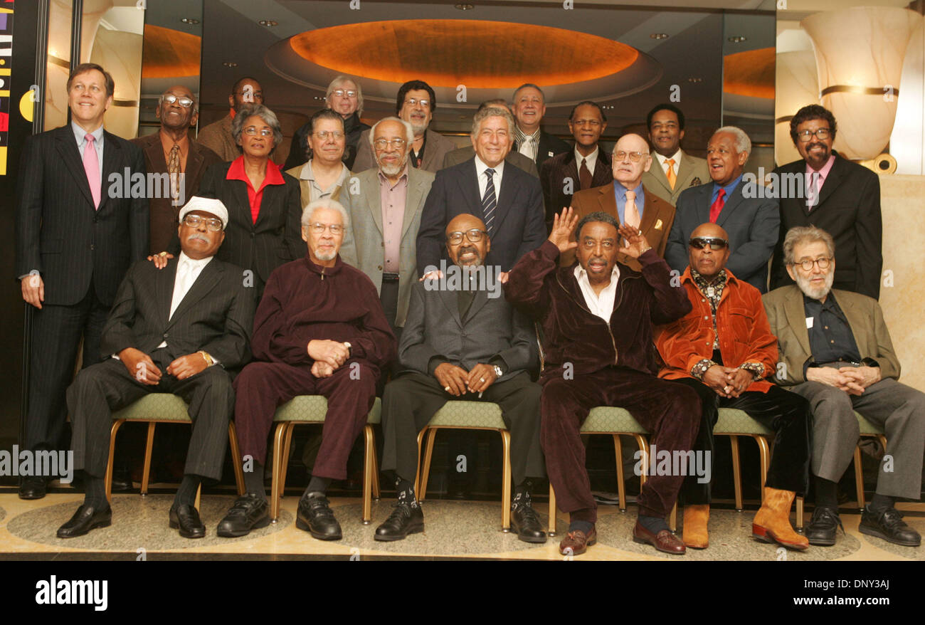 Jan 13, 2006 ; New York, NY, USA ; CLARK TERRY, FRANK FOSTER, JAMES MOODY, CHICO HAMILTON, Roy Haynes, Nat Hentoff, DAN GIOIA, John Levy, Nancy Wilson, Chick Corea, BARRY HARRIS, Tony Bennett, JIM HALL, Slide Hampton, David Baker, Ron Carter, Bob Brookmeyer, Ray Barretto, Paquito D'Rivera, MCCOY TYNER et Freddie Hubbard à 2006 NEA (National Endowment for the Arts) Jazz Master Awar Banque D'Images