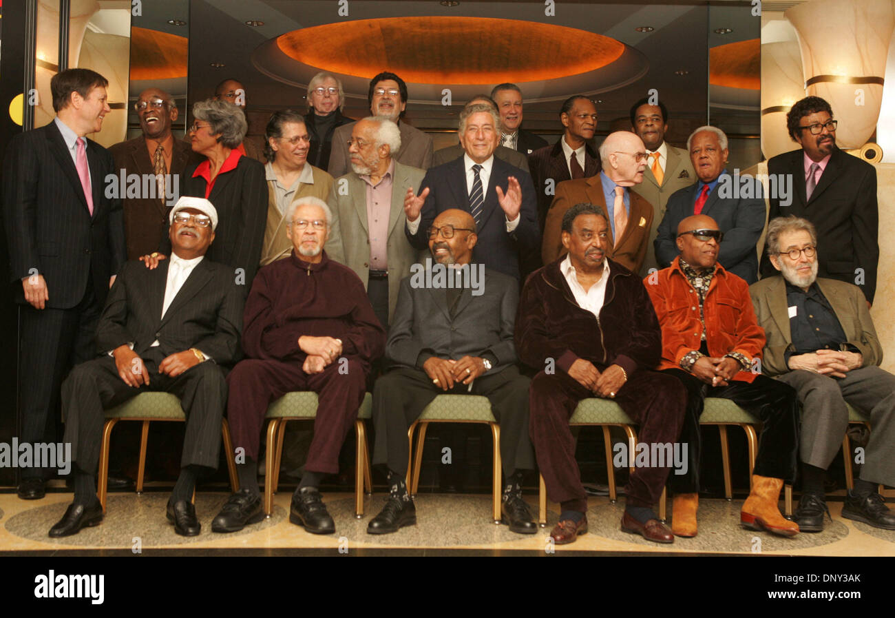 Jan 13, 2006 ; New York, NY, USA ; CLARK TERRY, FRANK FOSTER, JAMES MOODY, CHICO HAMILTON, Roy Haynes, Nat Hentoff, DAN GIOIA, John Levy, Nancy Wilson, Chick Corea, BARRY HARRIS, Tony Bennett, JIM HALL, Slide Hampton, David Baker, Ron Carter, Bob Brookmeyer, Ray Barretto, Paquito D'Rivera, MCCOY TYNER et Freddie Hubbard à 2006 NEA (National Endowment for the Arts) Jazz Master Awar Banque D'Images