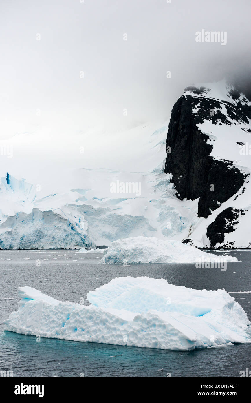 L'ANTARCTIQUE - Une partie de la ville pittoresque de montagnes couvertes de glace et de neige qui bordent le célèbre Canal Lemaire le long du côté ouest de la péninsule antarctique. Banque D'Images