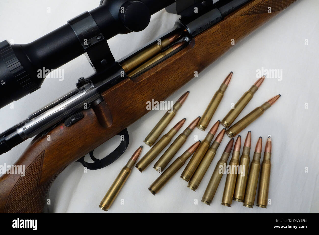 Close up de carabine avec lunette de tir. Vis et ouvrir ammo éparpillés. Banque D'Images