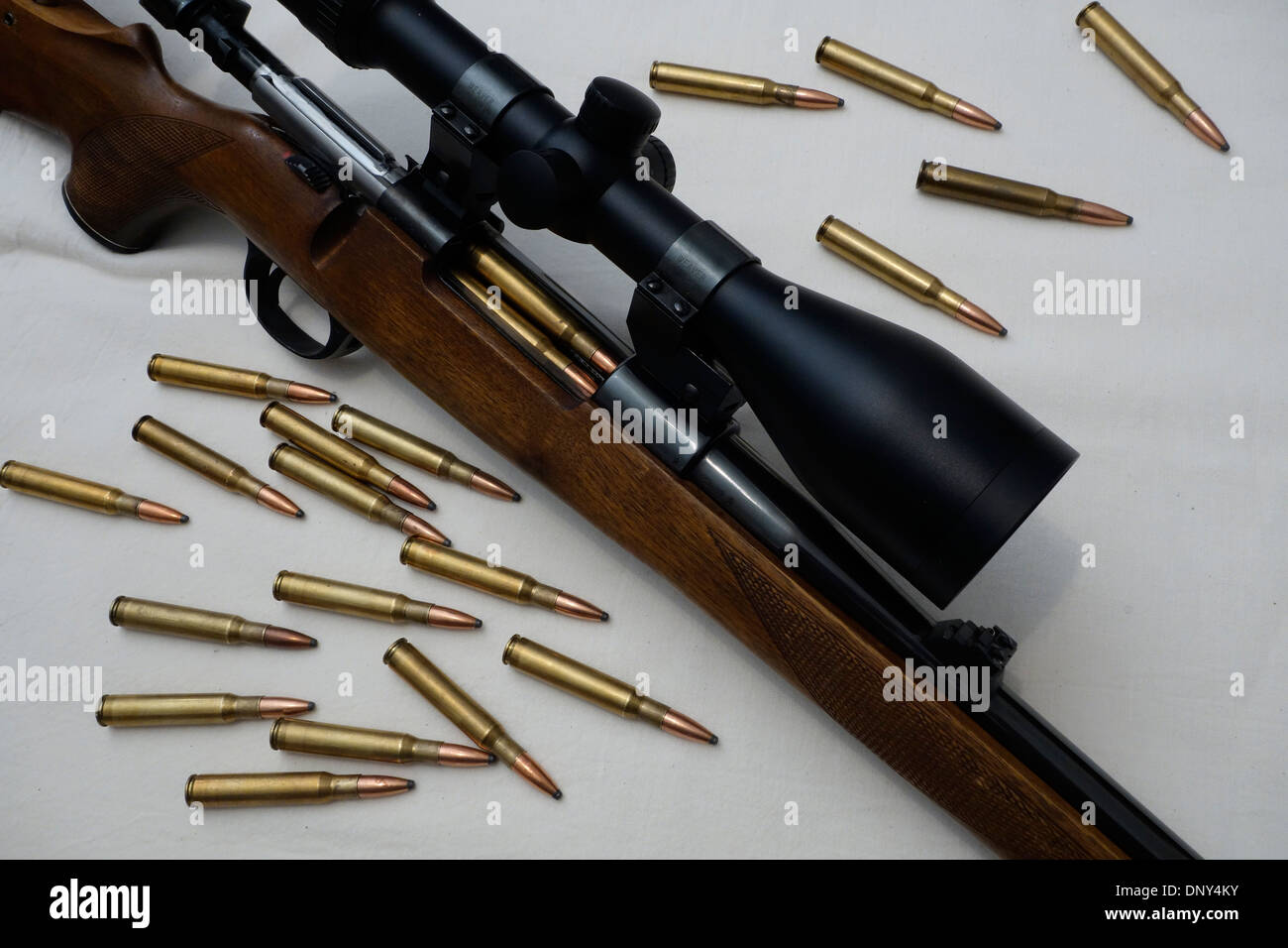 Close up de carabine avec lunette de tir. Vis et ouvrir ammo éparpillés.  Soft-point .30-06 Springfield ou 7,62 × 63 Photo Stock - Alamy