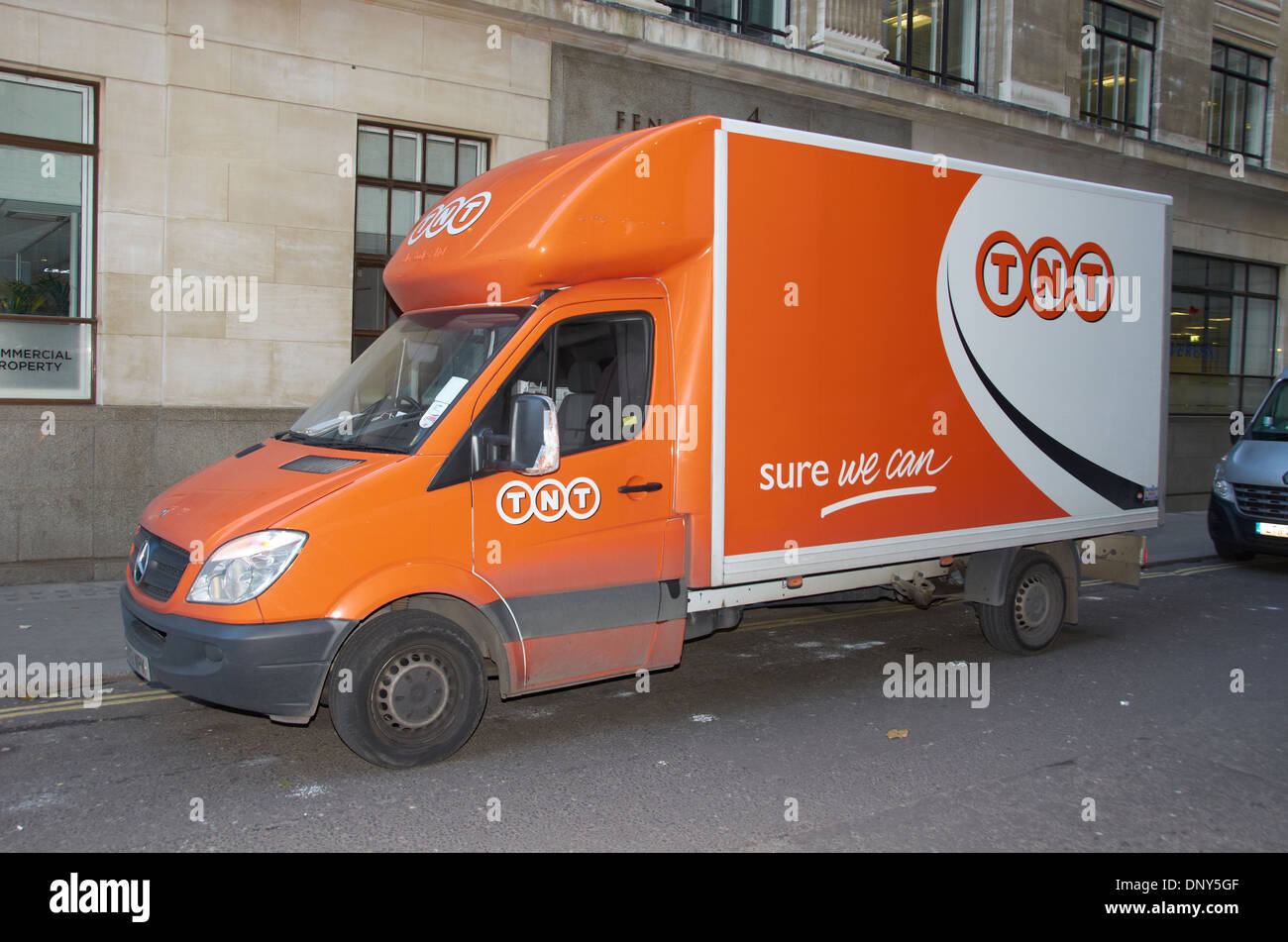 Livraison TNT van sur une rue de ville de Londres. Banque D'Images