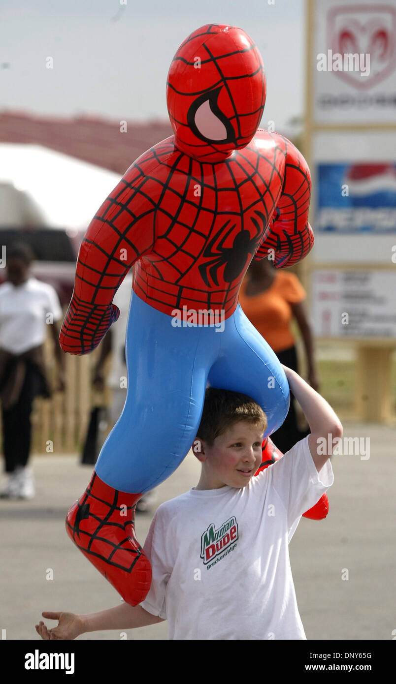 Jan 13, 2006 ; West Palm Beach, FL, USA ; Justin Arzi, 10, partage son Spider  Man inflateable en marchant la foire avec son frère Jordan Arzi, 12 ans, de  New York