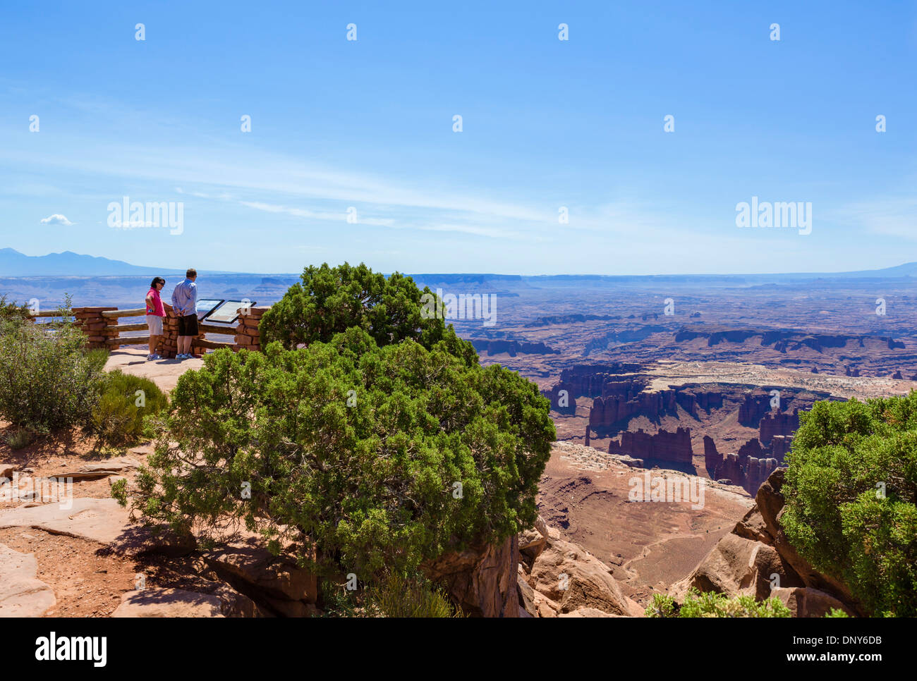 Les touristes à Grand View Point donnent sur l'île, dans le ciel, Canyonlands National Park, Utah, USA Banque D'Images