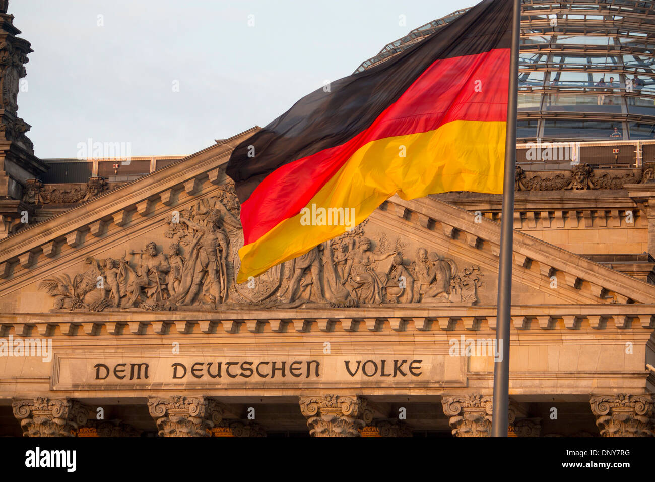 Reichstag Bundestag l'avant du bâtiment avec 'Dem DEUTSCHEN VOLKE' inscription Berlin Allemagne Banque D'Images