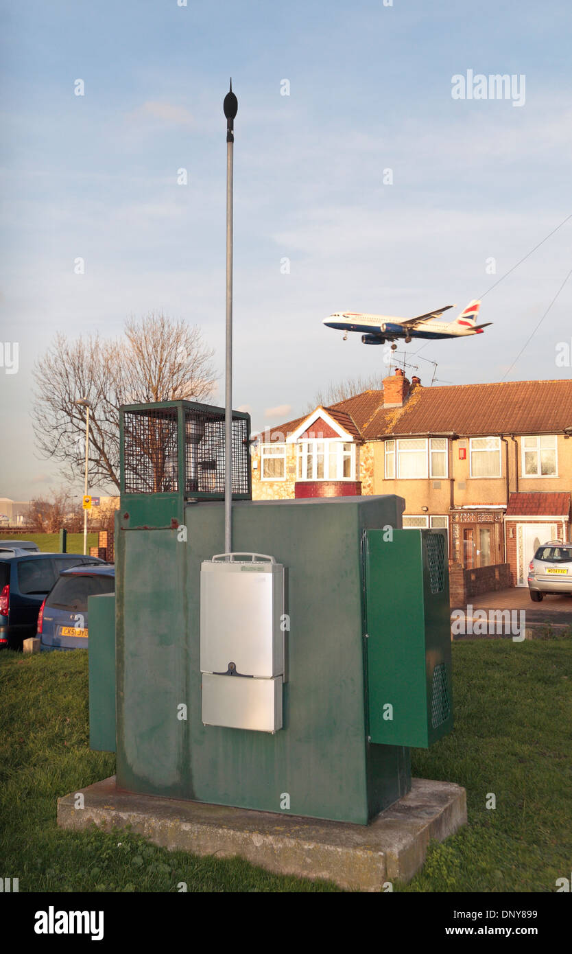 Avion son/bruit et l'équipement de surveillance de la qualité de l'air sur le bord de l'aéroport Heathrow de Londres, Royaume-Uni. Banque D'Images