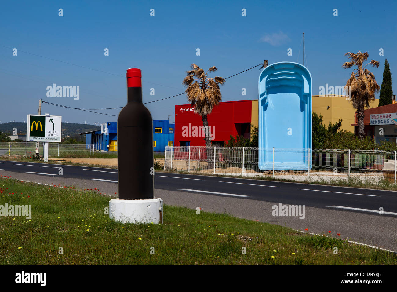 Piscine et commerces de vins annoncés sur la route, france Banque D'Images