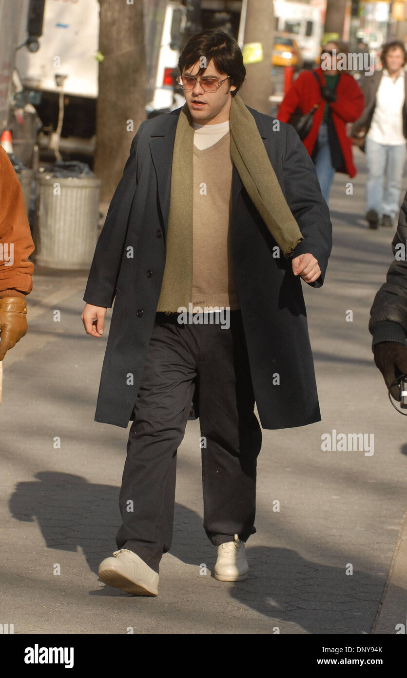 Jan 19, 2006 ; New York, NY, USA ; Jared Leto vêtu d'un costume costume fat au chapitre 27-New York Filmset le troisième jour qui a eu lieu en face de l 'dakota' qui fut la résidence de Lennon. Leto joue Mark Chapman, l'assassin Lennons. Crédit obligatoire : Photo par Dan Herrick/KPA/ZUMA Press. (©) Copyright 2006 by Dan Herrick Banque D'Images