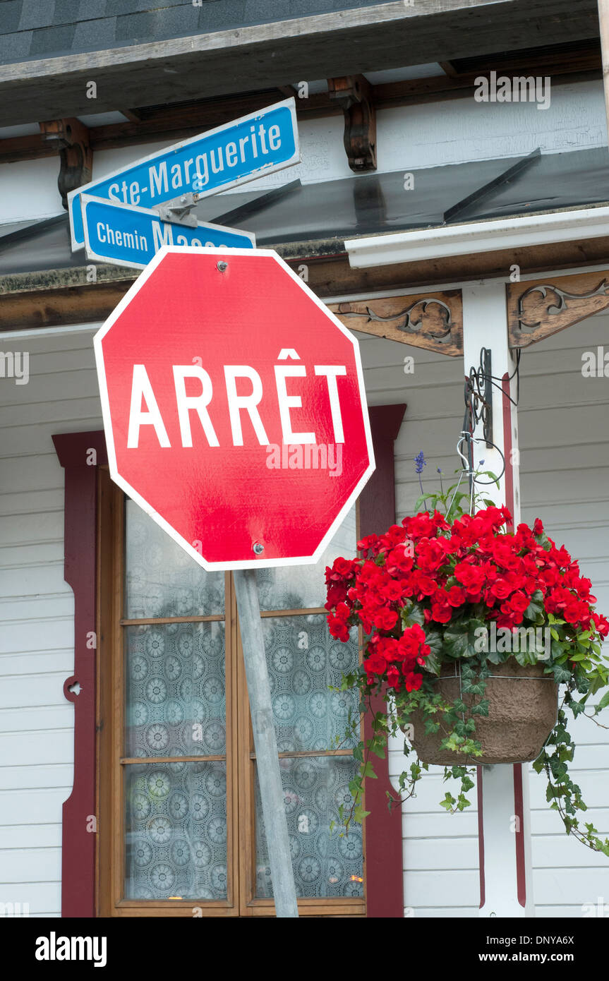 Panneau d'arrêt en français dans la ville de St Marguerite Laurentides Banque D'Images