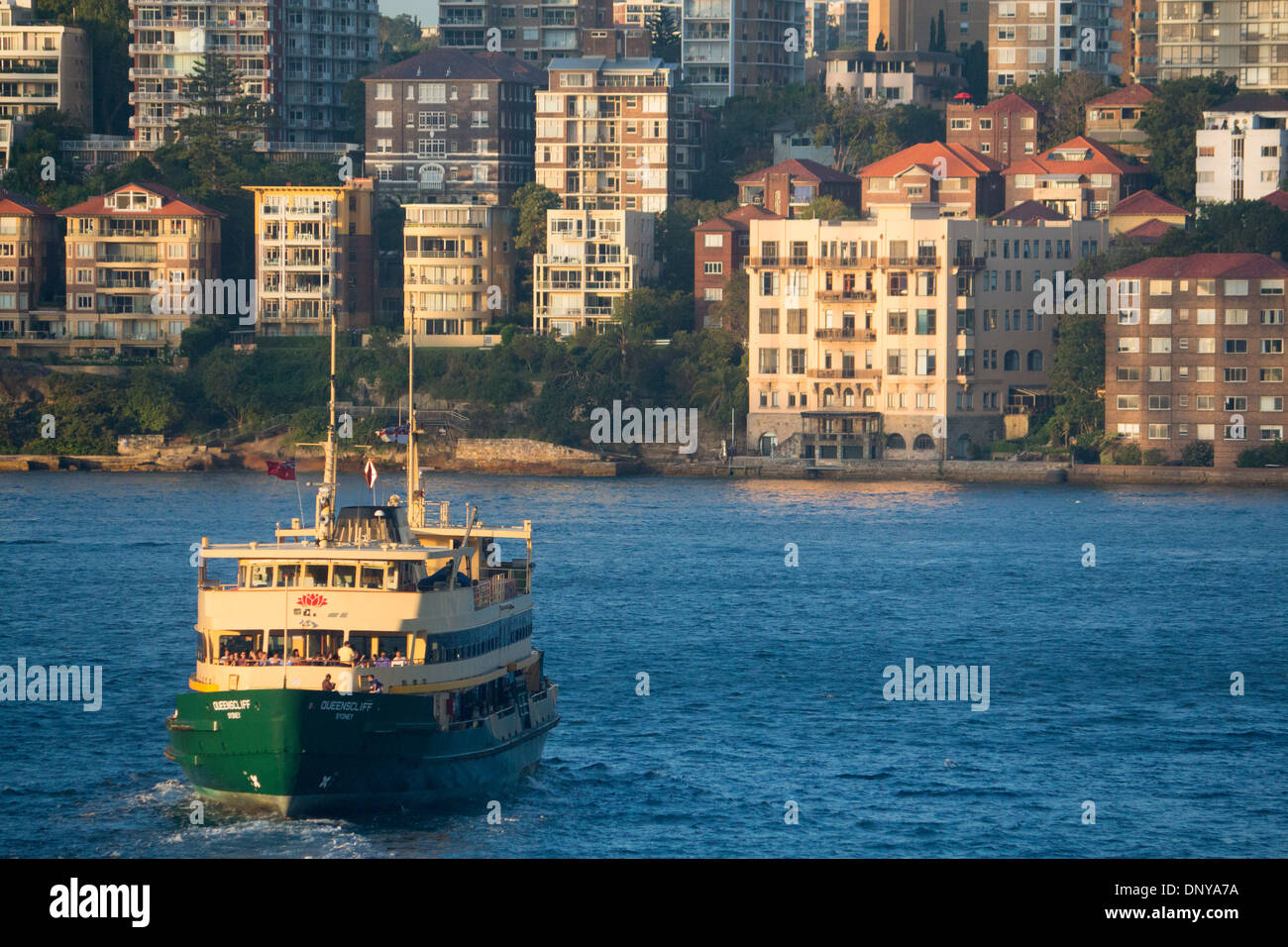 Sydney Circular Quay ferry crossing Harbour Passage apartment buildings in Kirribilli Sydney New South Wales Australie Banque D'Images