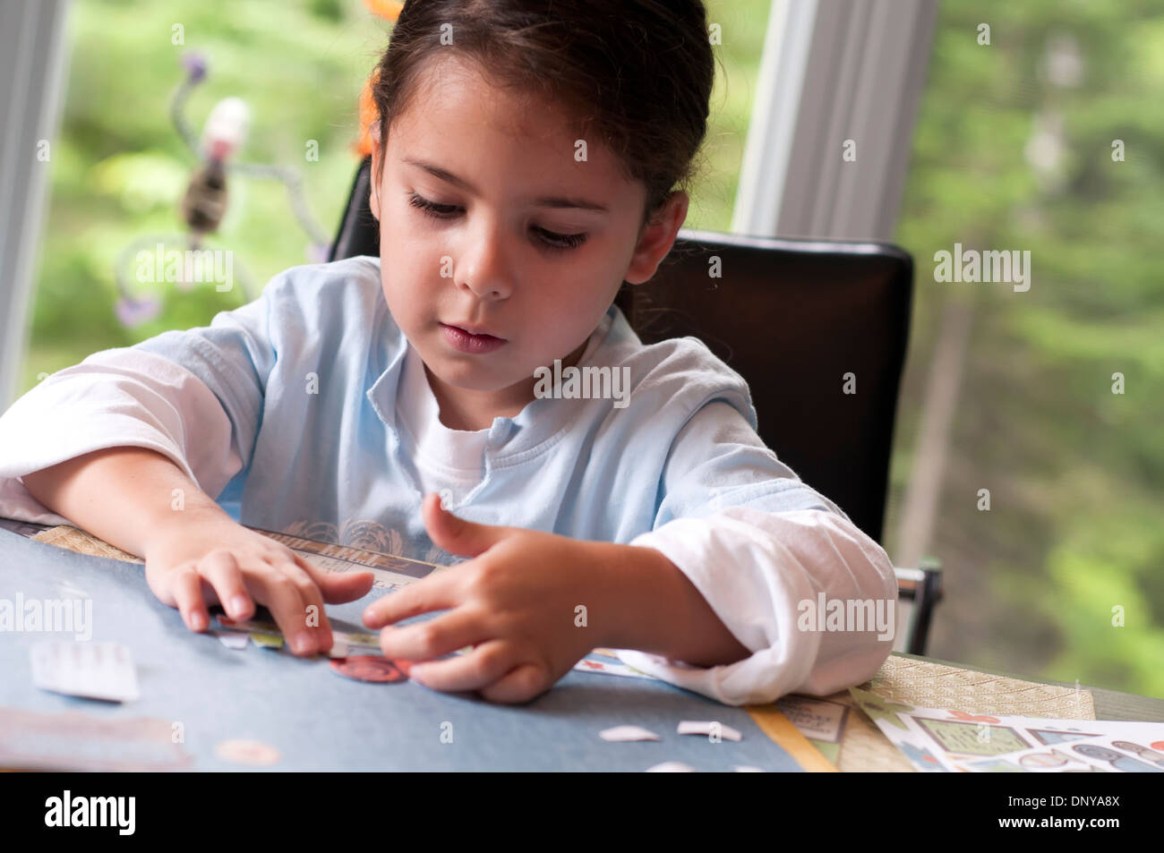 Fille avec de l'artisanat Banque D'Images