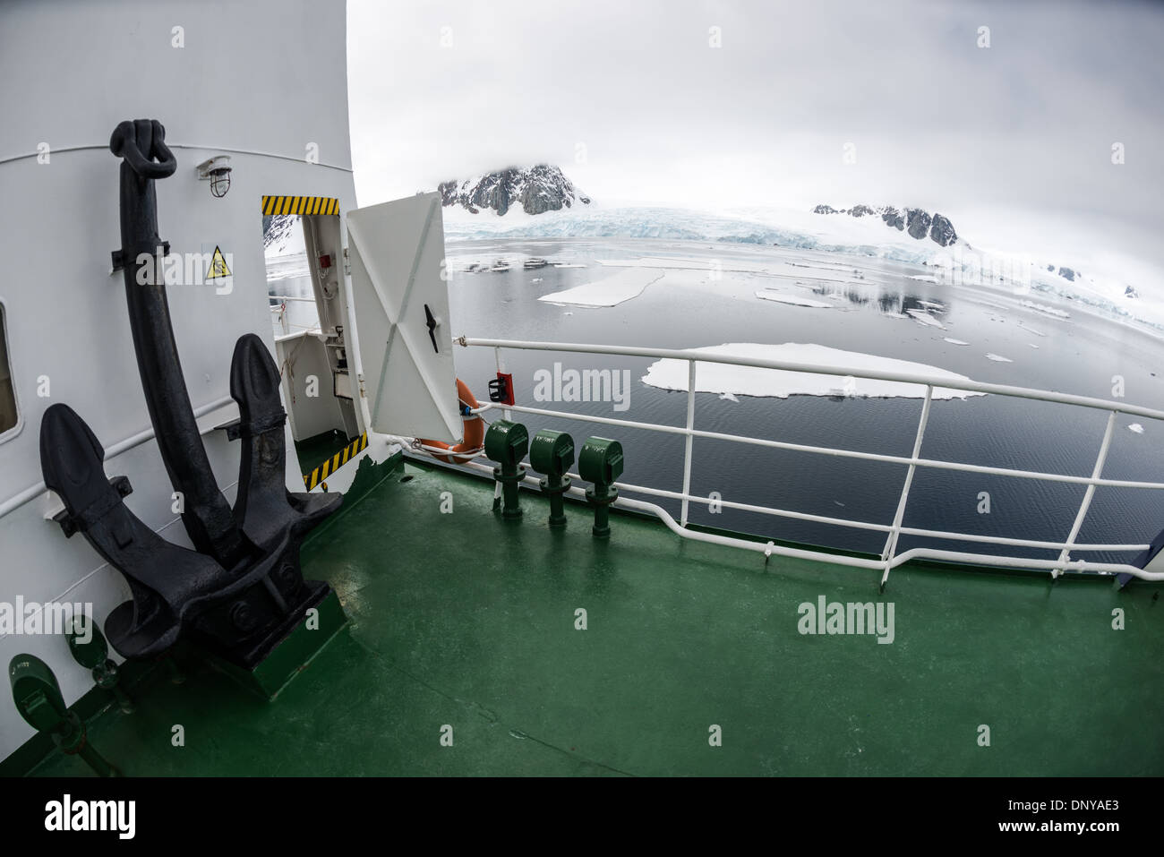 L'ANTARCTIQUE - à la proue du Polar Pioneer, une croisière antarctique navire exploité par Aurora Expeditions. Banque D'Images