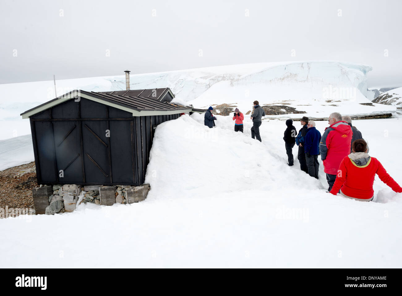 L'ANTARCTIQUE - Les touristes visiter le site historique de Wordie House dans l'Antarctique. Initialement connu sous le nom F de base et plus tard renommé après James Wordie, expert scientifique en chef sur Ernest Shackleton's Antarctic expedition majeur, Wordie House remonte au milieu des années 1940. C'était l'un d'une poignée de bases construit par les Britanniques dans le cadre d'une mission de la Seconde Guerre mondiale secret code Opération Tabarin. La maison est conservée intacte et se tient près de la Base de recherche Vernadsky dans les îles Argentines dans l'Antarctique. Banque D'Images