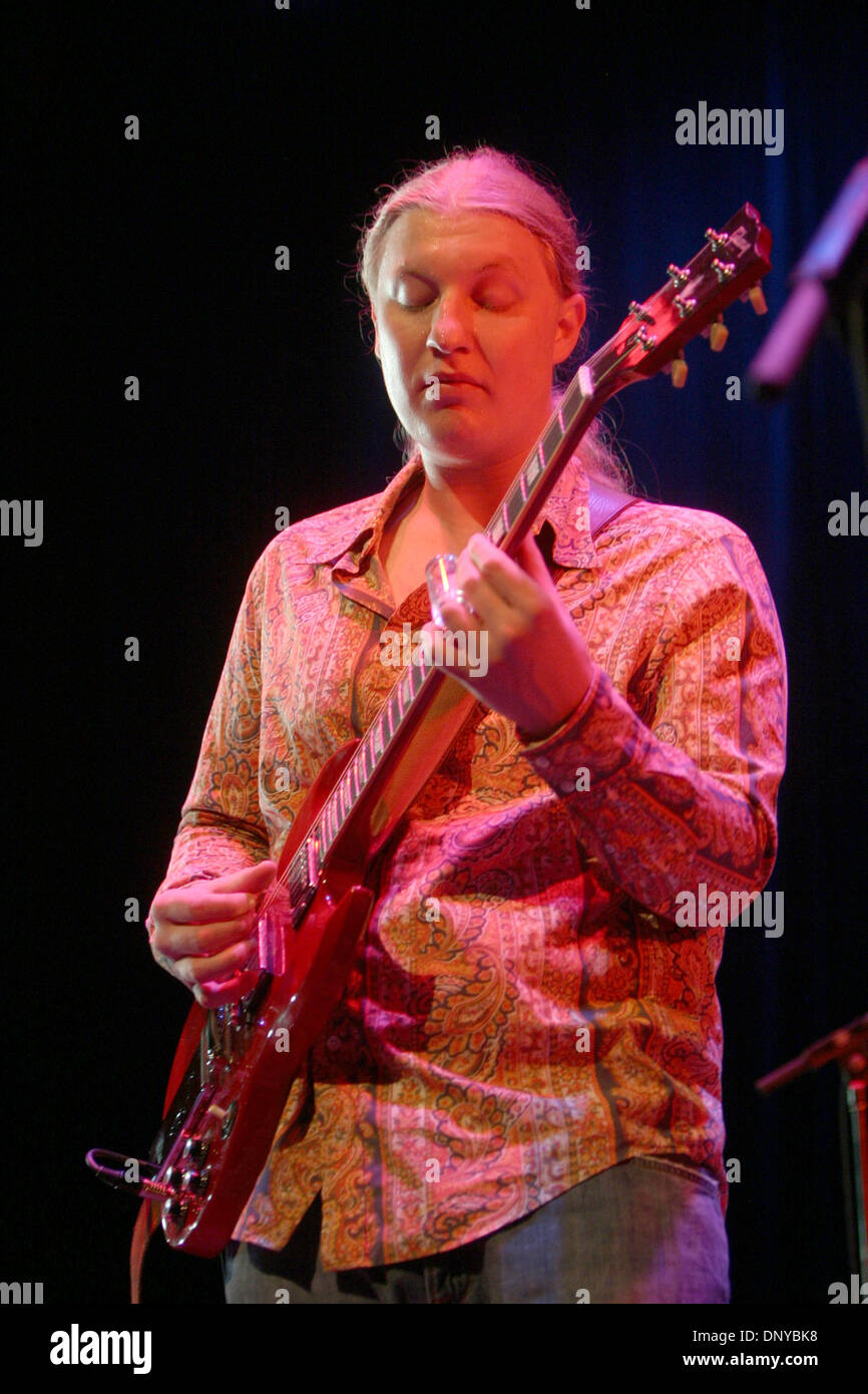 Jan 22, 2006 ; New York, NY, USA ; Derek Trucks et son groupe jouant au Florence Gould Hall le dimanche soir, Janvier 22th, 2006. Crédit obligatoire : Photo par Aviv petit/ZUMA Press. (©) Copyright 2006 par Aviv Petit Banque D'Images