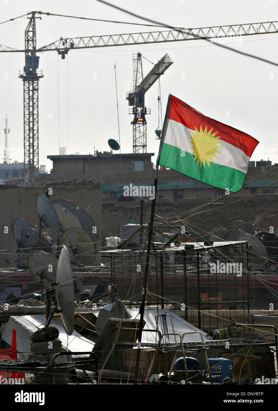 Jan 24, 2006 ; Erbil, IRAK ; un drapeau kurde flotte sur le toit d'un des anciens magasins à 'bazar', le vieux marché dans le centre d'Arbil, Jan 24. L'année 2006. Nouveau grand centre commercial est prévu et est en cours de construction pour remplacer et moderniser l'ancienne zone de marché. Crédit obligatoire : Photo par Sasa Kralj/JiwaFoto/ZUMA Press. (©) Copyright 2006 par JiwaFoto Banque D'Images