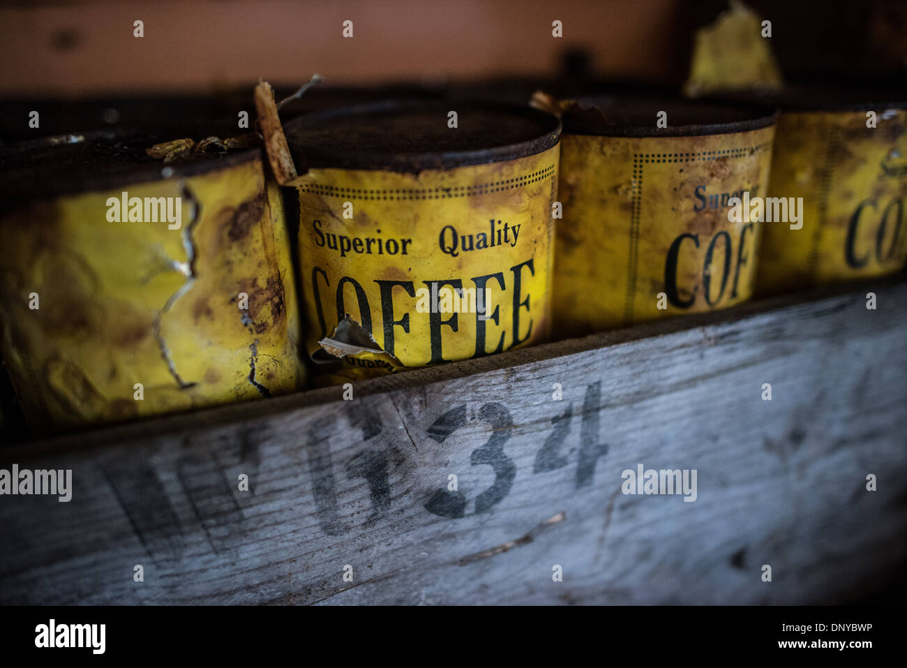 Wordie House boîtes de café vintage Winter Island Antarctica // WINTER ISLAND, Antarctique — boîtes de café jaunes vintage emballées sous vide, laissées en place dans le cadre de l'intérieur préservé de Wordie House, une station de recherche britannique historique sur Winter Island dans les îles argentines, Antarctique. Ces artefacts offrent un aperçu de la vie quotidienne et des approvisionnements des chercheurs antarctiques du milieu du XXe siècle. Banque D'Images