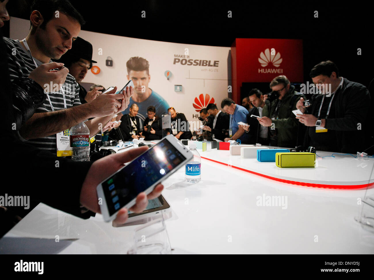 Las Vegas, USA. 6 janvier, 2014. Les journalistes à l'essai le plus récent téléphone intelligent de la Huawei lors d'un communiqué de presse exposant du salon international CES 2014 à Las Vegas, aux États-Unis, le 6 janvier 2014. Credit : Fang Zhe/Xinhua/Alamy Live News Banque D'Images
