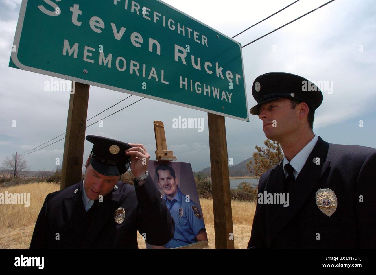 (Publié le 08/14/2004, B-3:2, UT1825544) Forêt pompiers Novato, Californie Bleu de Petaluma, gauche, et Kirk Lewis de San Francisco, à droite, se tiennent près de l'enseigne sur un tronçon de l'autoroute 79 près du lac Cuyamaca Volunteer Fire Station dans Cuyamaca, après une cérémonie qui commémorait Novato pompier Steven Rucker , qui sont morts en combattant le feu de bois de cèdre.--Laura Embry/Union-Tribune Banque D'Images