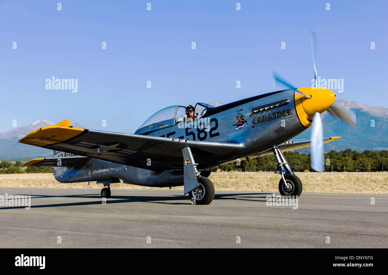 North American Aviation P-51 Mustang roulait sur la piste ; American long-range, chasseur monoplace et le chasseur-bombardier Banque D'Images
