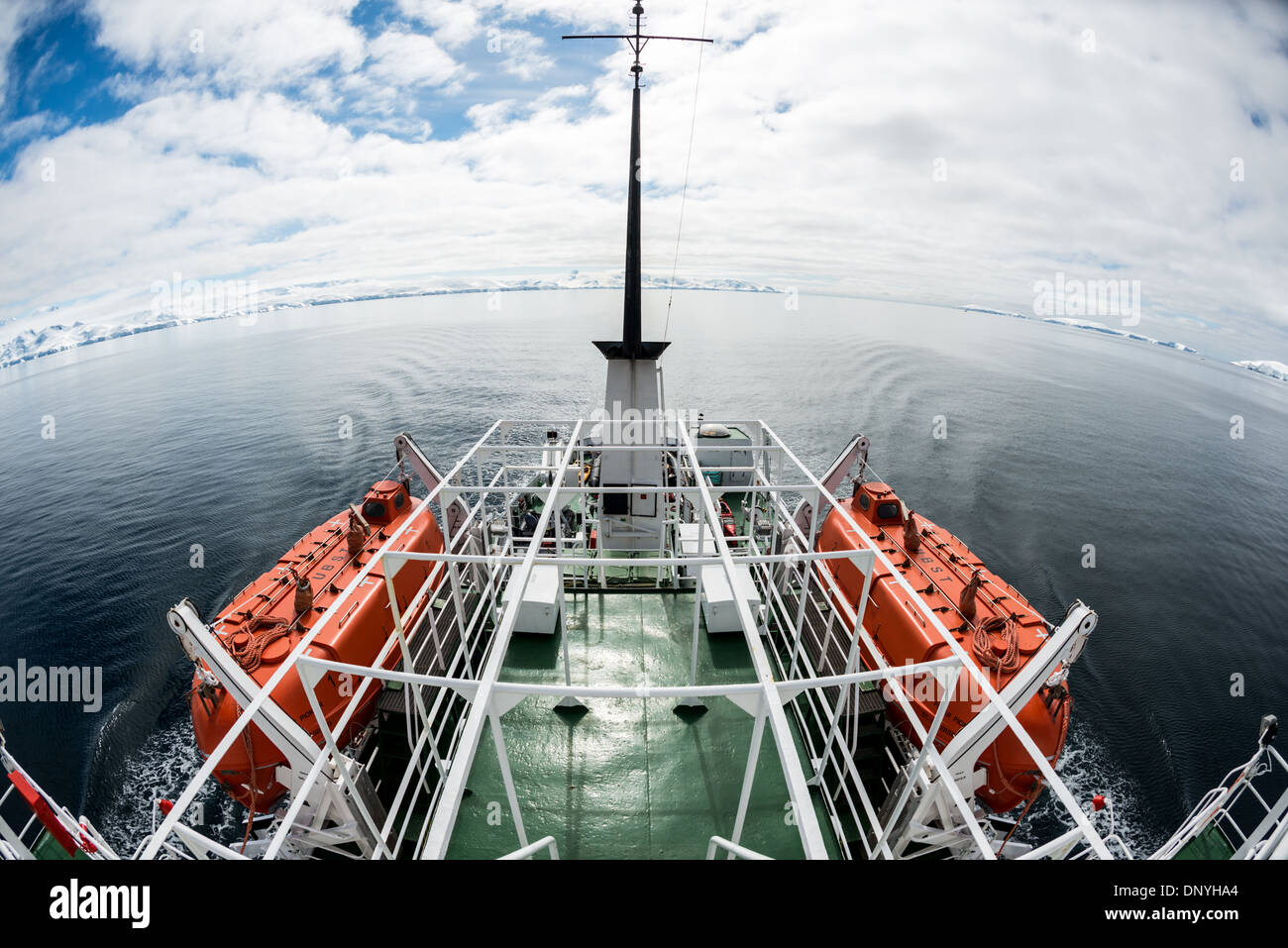 L'ANTARCTIQUE - une prise grand angle du pont supérieur du Polar Pioneer, une croisière antarctique navire exploité par Aurora Expeditions. Banque D'Images