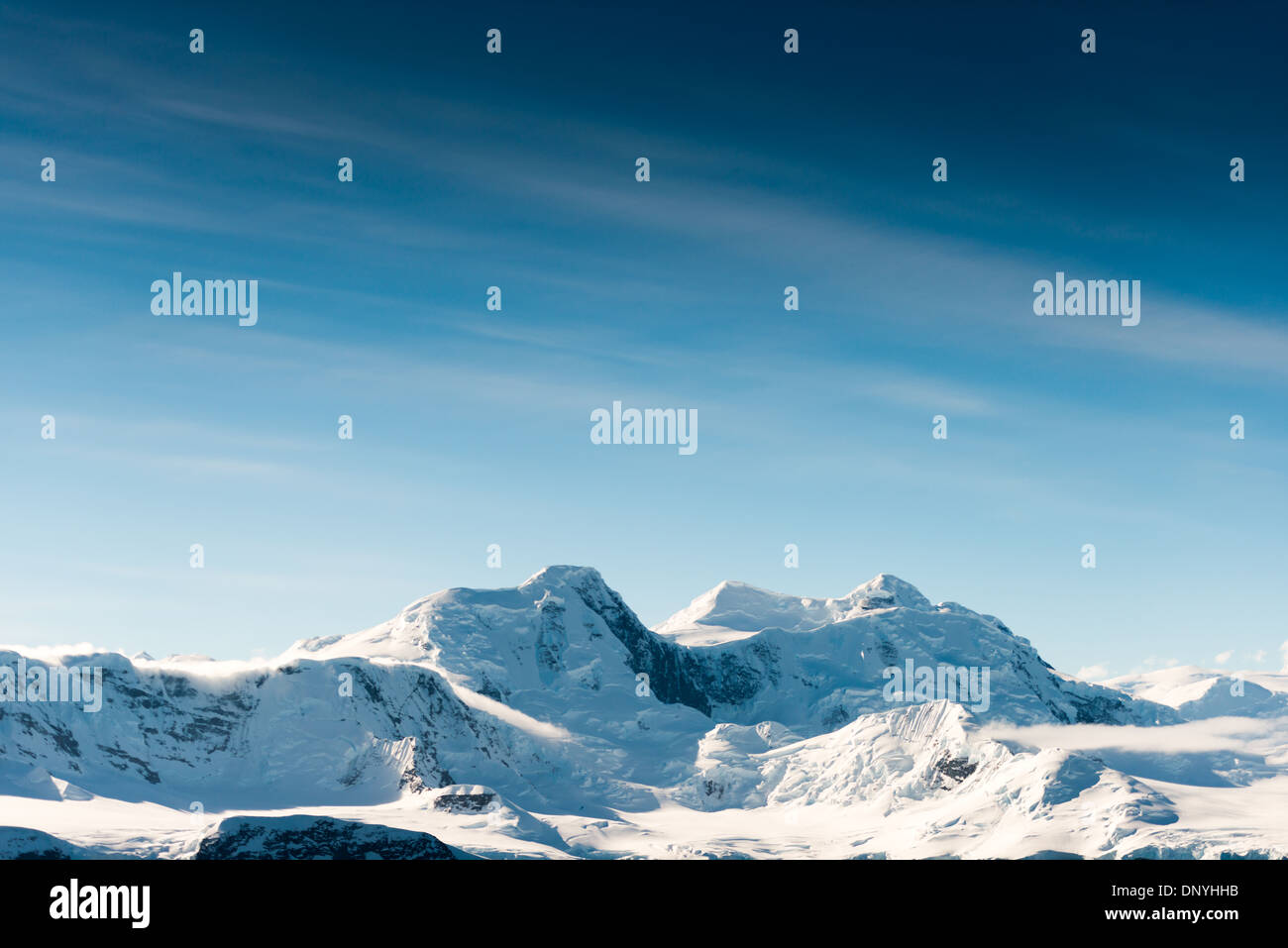 Détroit de Gerlache neige et montagnes de glace Antarctique // DÉTROIT DE GERLACHE, Antarctique — des montagnes spectaculaires recouvertes de neige et de glace s'élèvent du rivage du détroit de Gerlache, sur la côte ouest de la péninsule Antarctique. Cette région est connue pour ses paysages époustouflants et est un itinéraire populaire pour les croisières en Antarctique, offrant aux visiteurs la chance d'admirer les formations glaciaires uniques du continent et la diversité de la faune. Le détroit porte le nom d'Adrien de Gerlache, un explorateur belge qui a mené une expédition dans la région à la fin du XIXe siècle. Banque D'Images